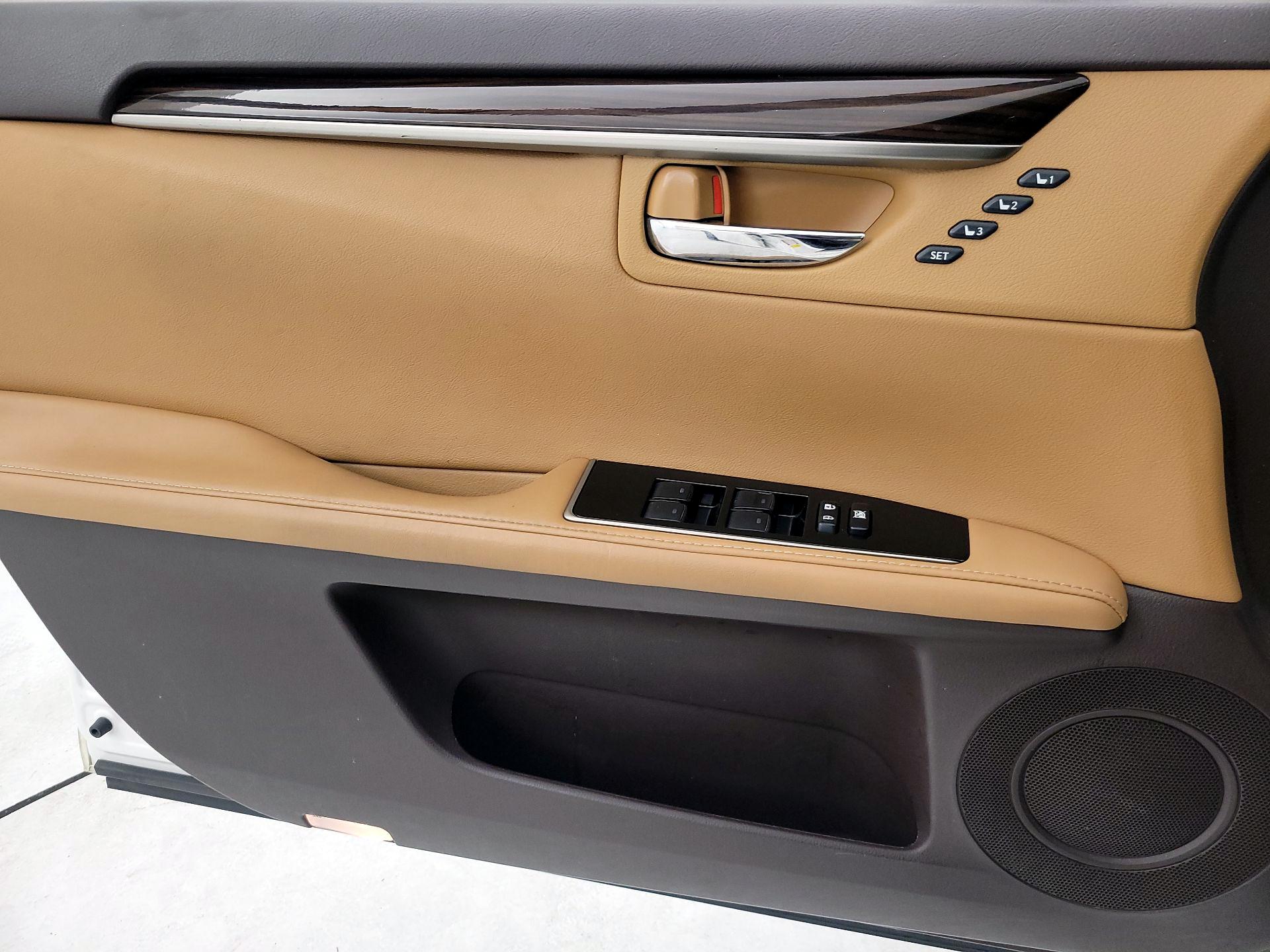 Thumbnail: 2016 Lexus ES - 12