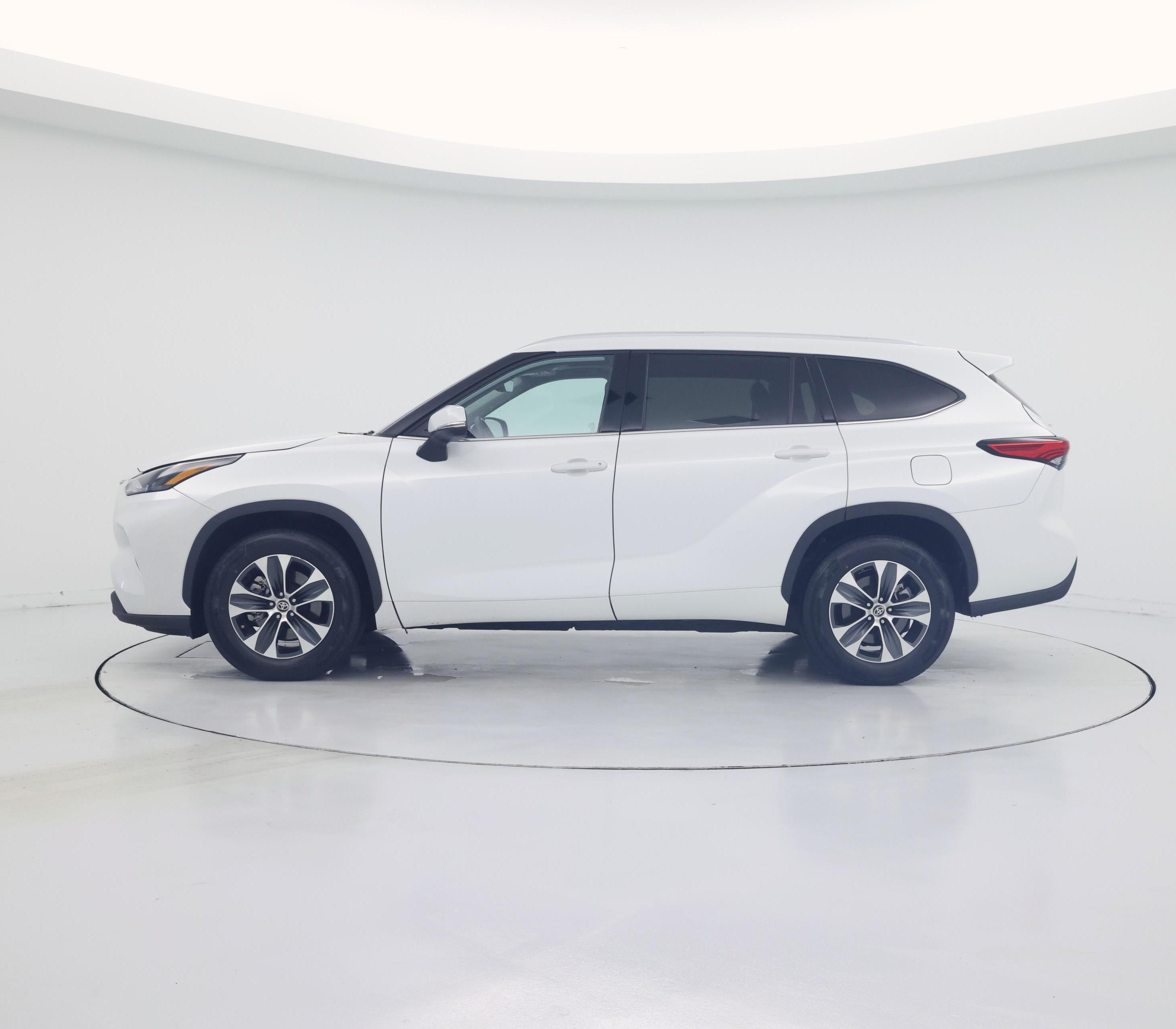 Thumbnail: 2022 Toyota Highlander - 3