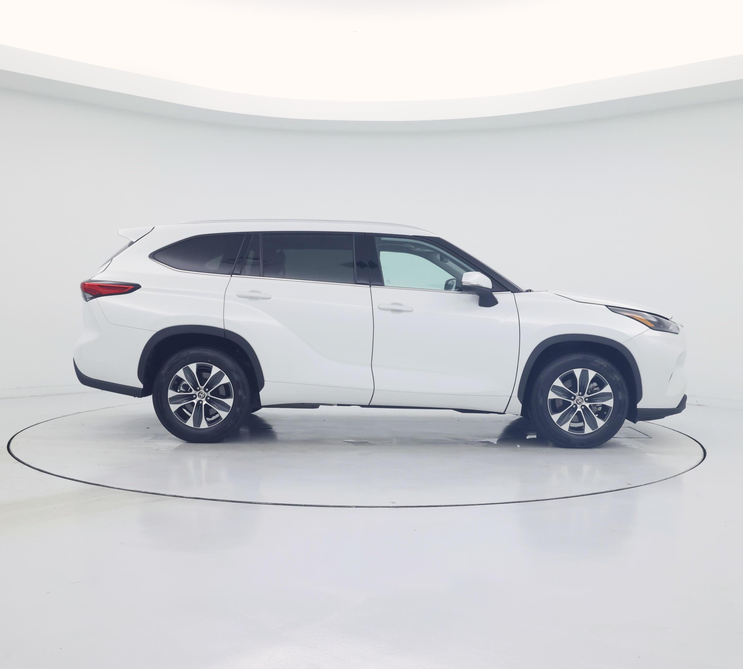 Thumbnail: 2022 Toyota Highlander - 7