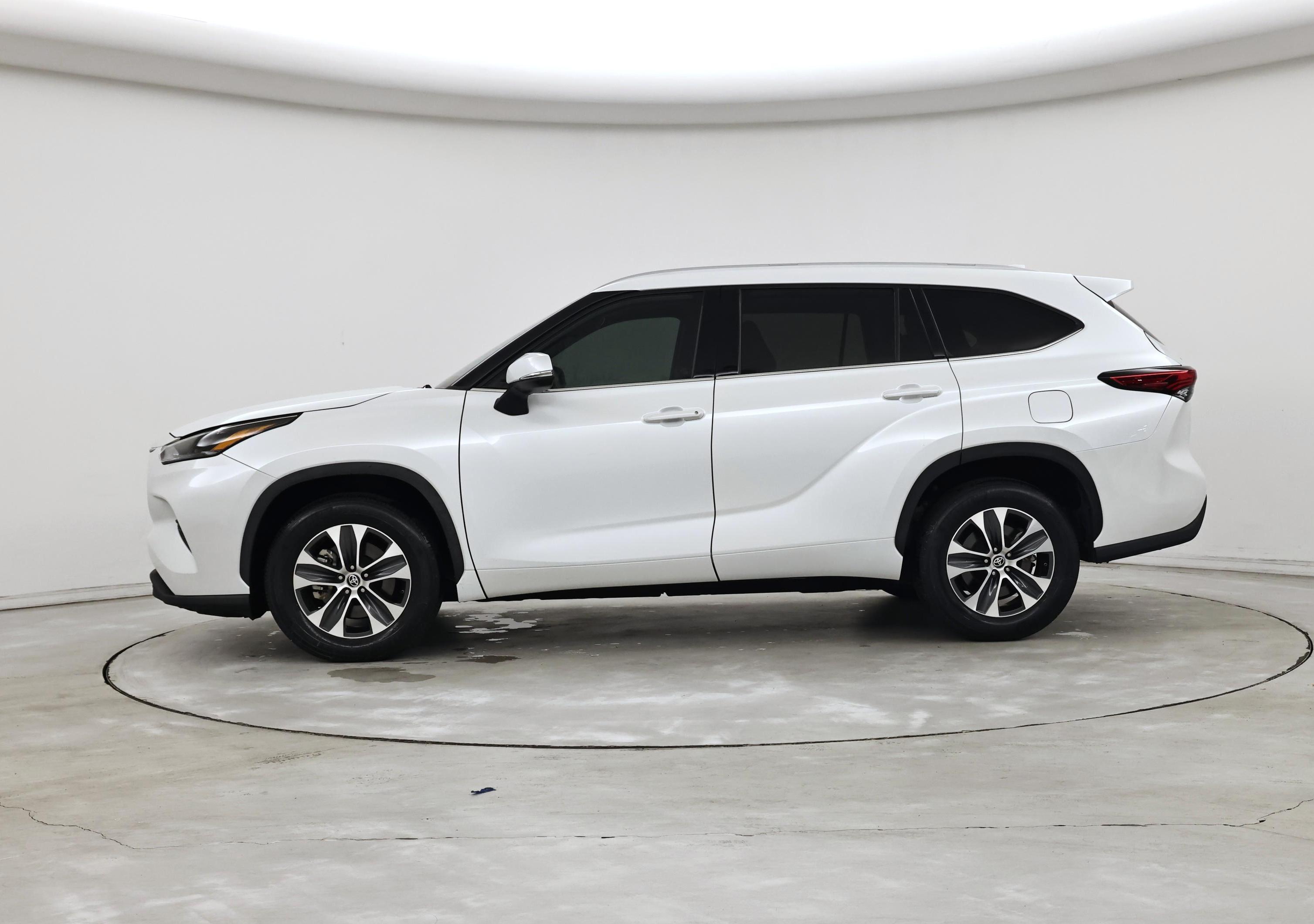 Thumbnail: 2022 Toyota Highlander - 3