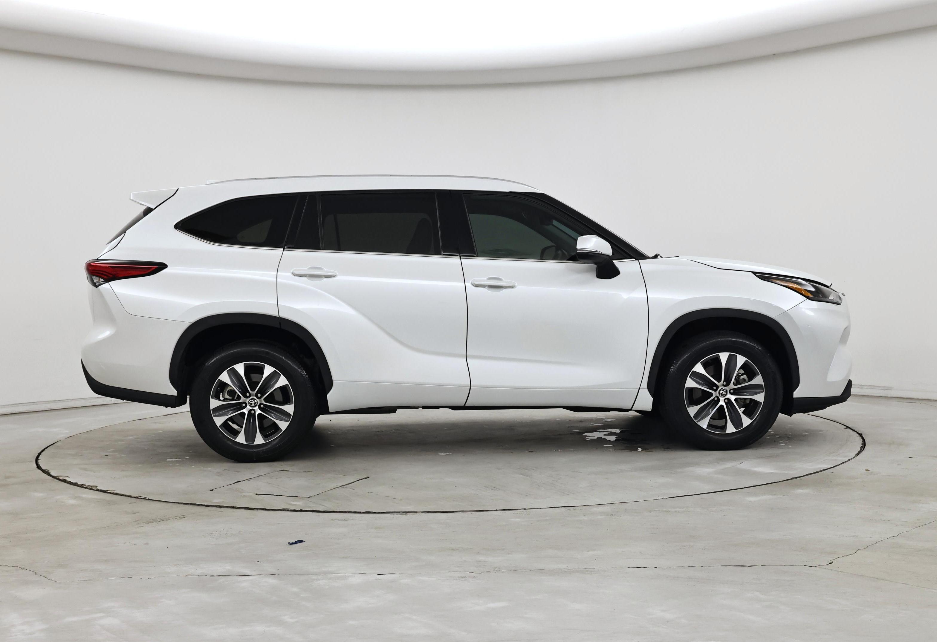 Thumbnail: 2022 Toyota Highlander - 7