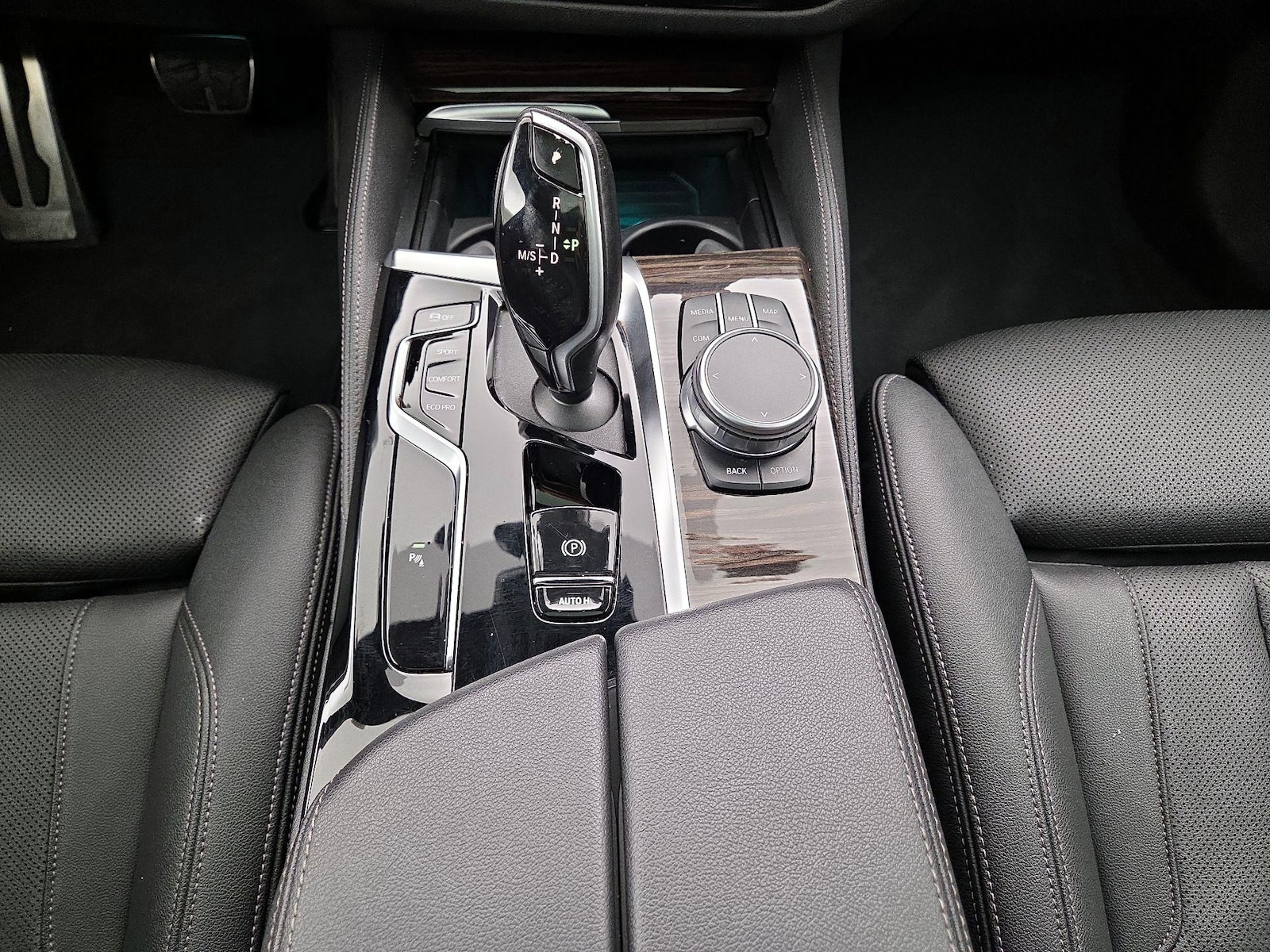 2022 BMW 5 Series 530i - Photo 19