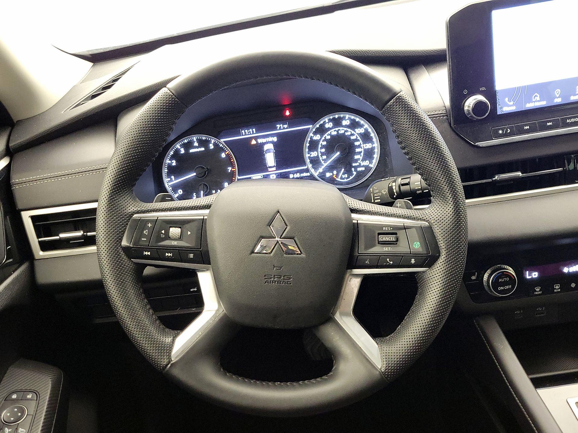 Thumbnail: 2023 Mitsubishi Outlander - 10