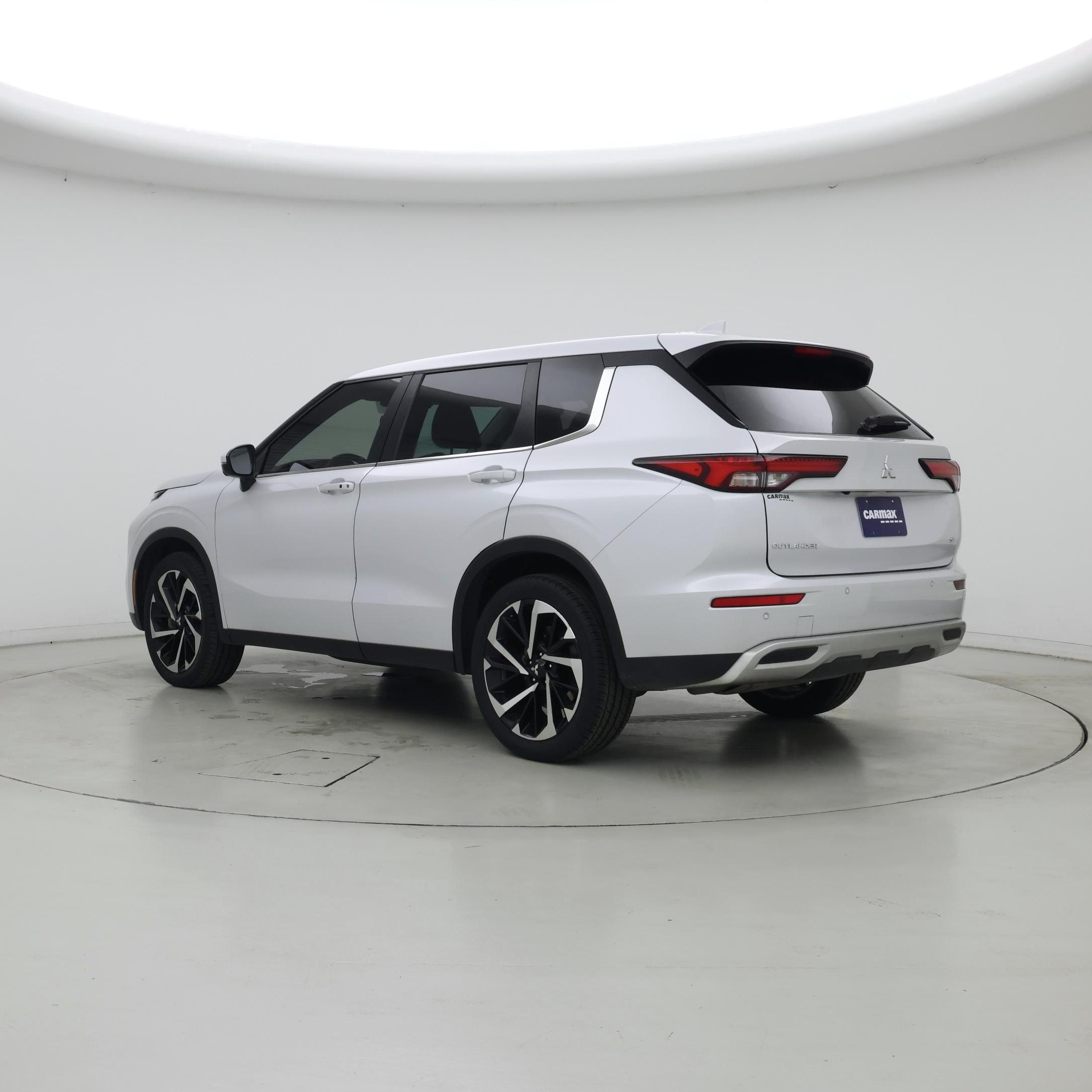 Thumbnail: 2023 Mitsubishi Outlander - 2