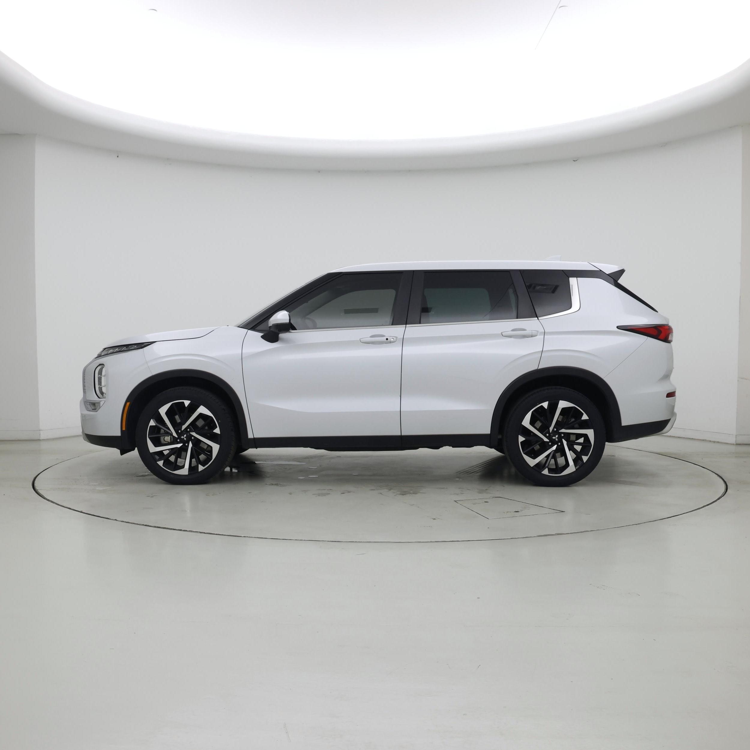 Thumbnail: 2023 Mitsubishi Outlander - 3