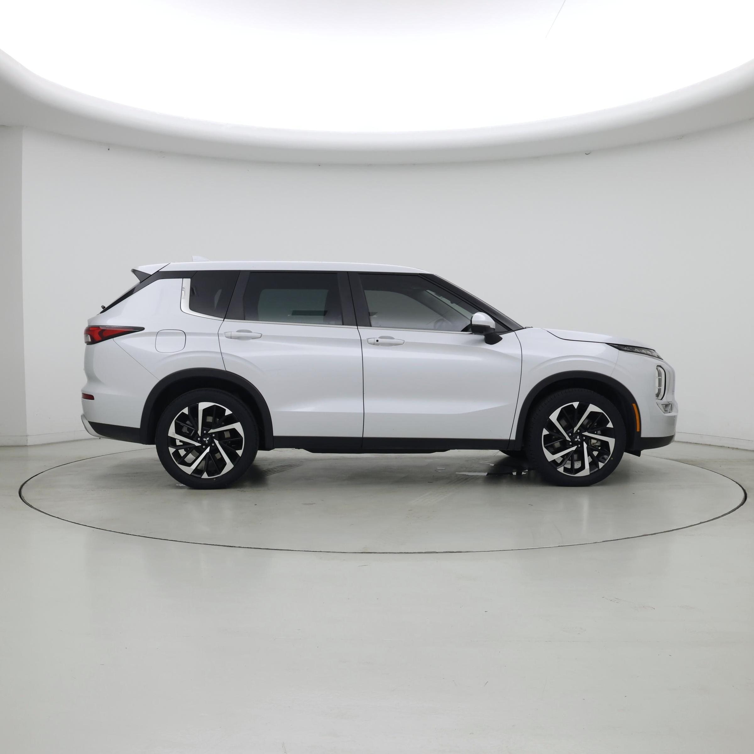 Thumbnail: 2023 Mitsubishi Outlander - 7