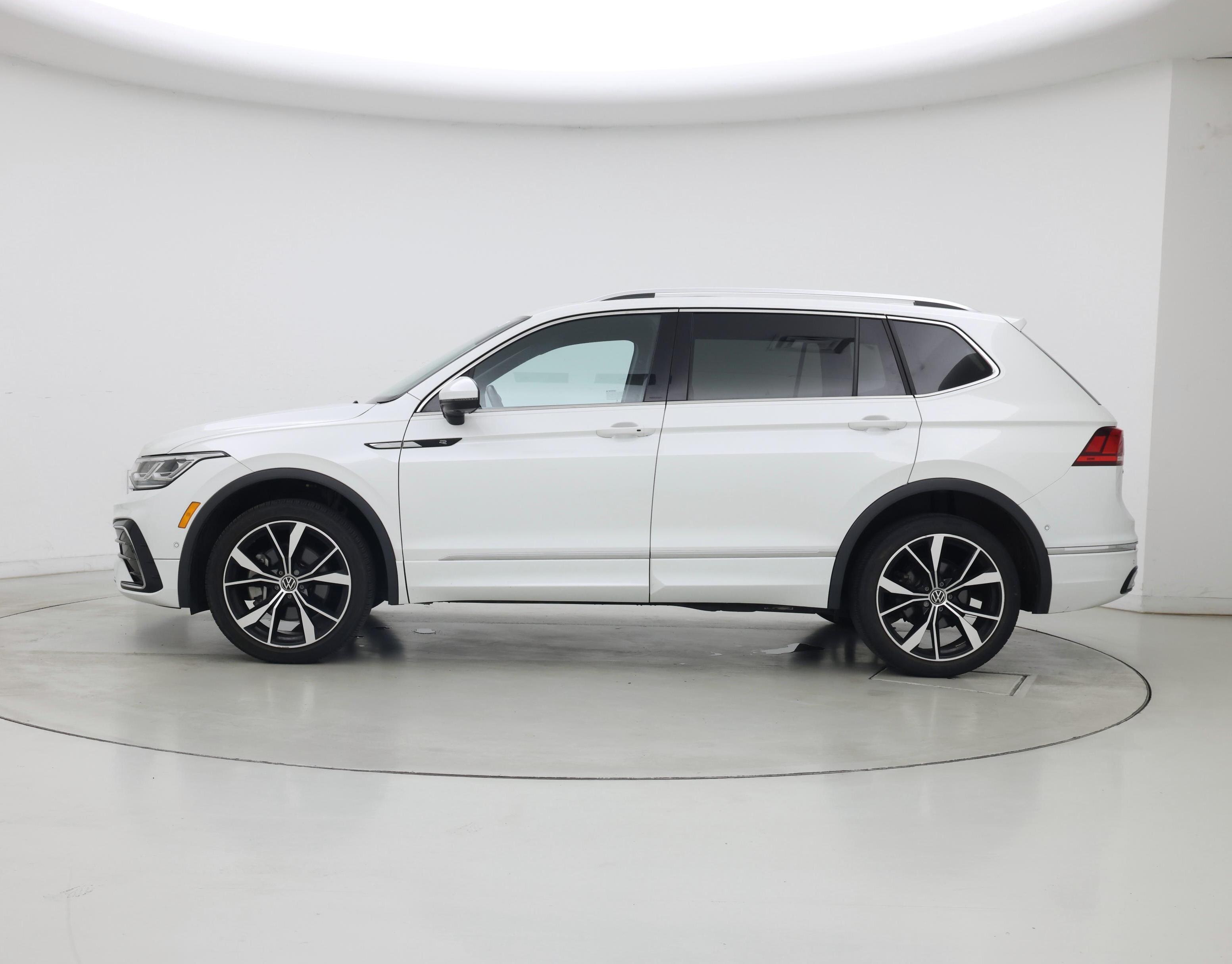 Thumbnail: 2023 Volkswagen Tiguan - 3