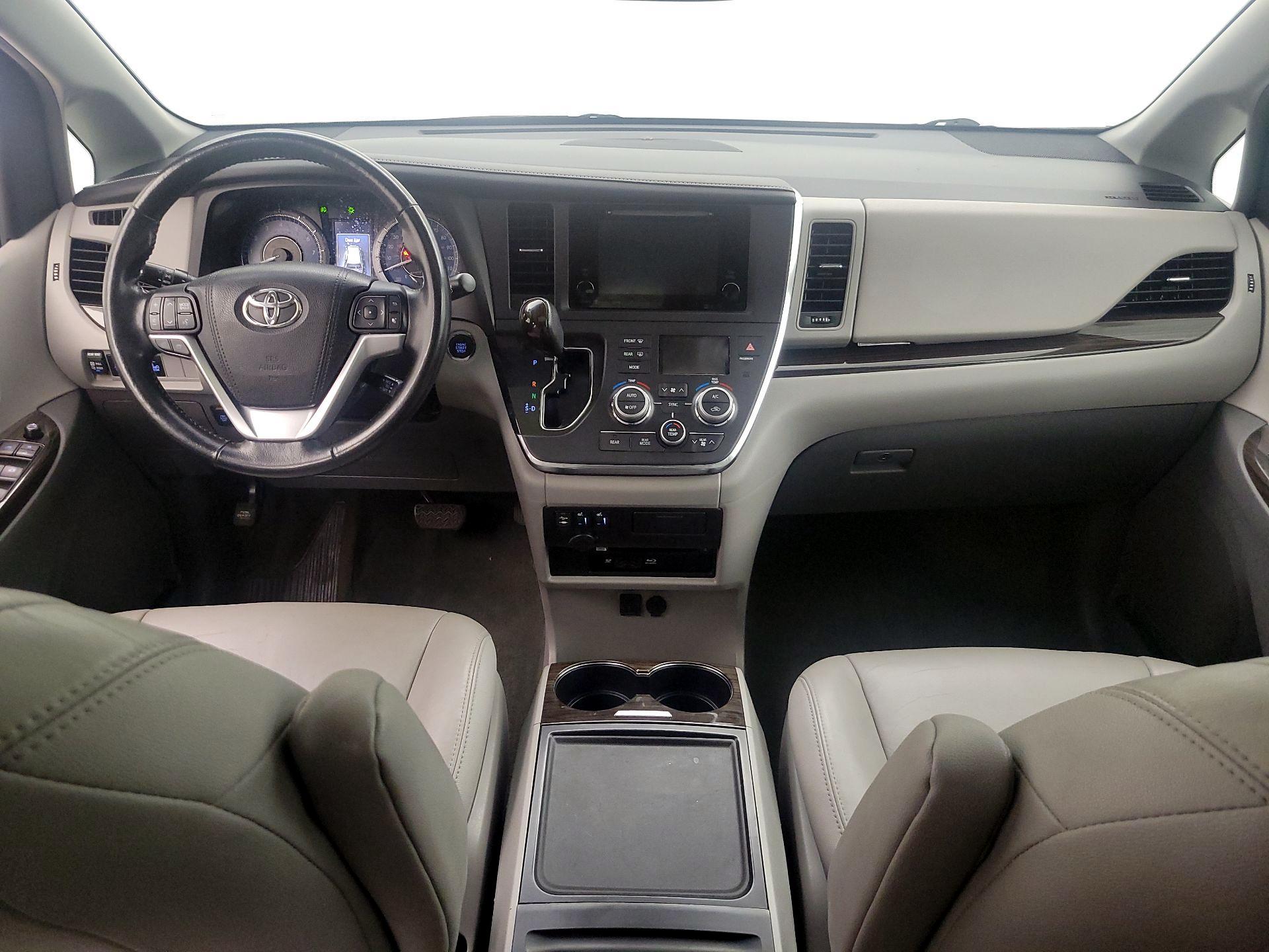 Thumbnail: 2016 Toyota Sienna - 9