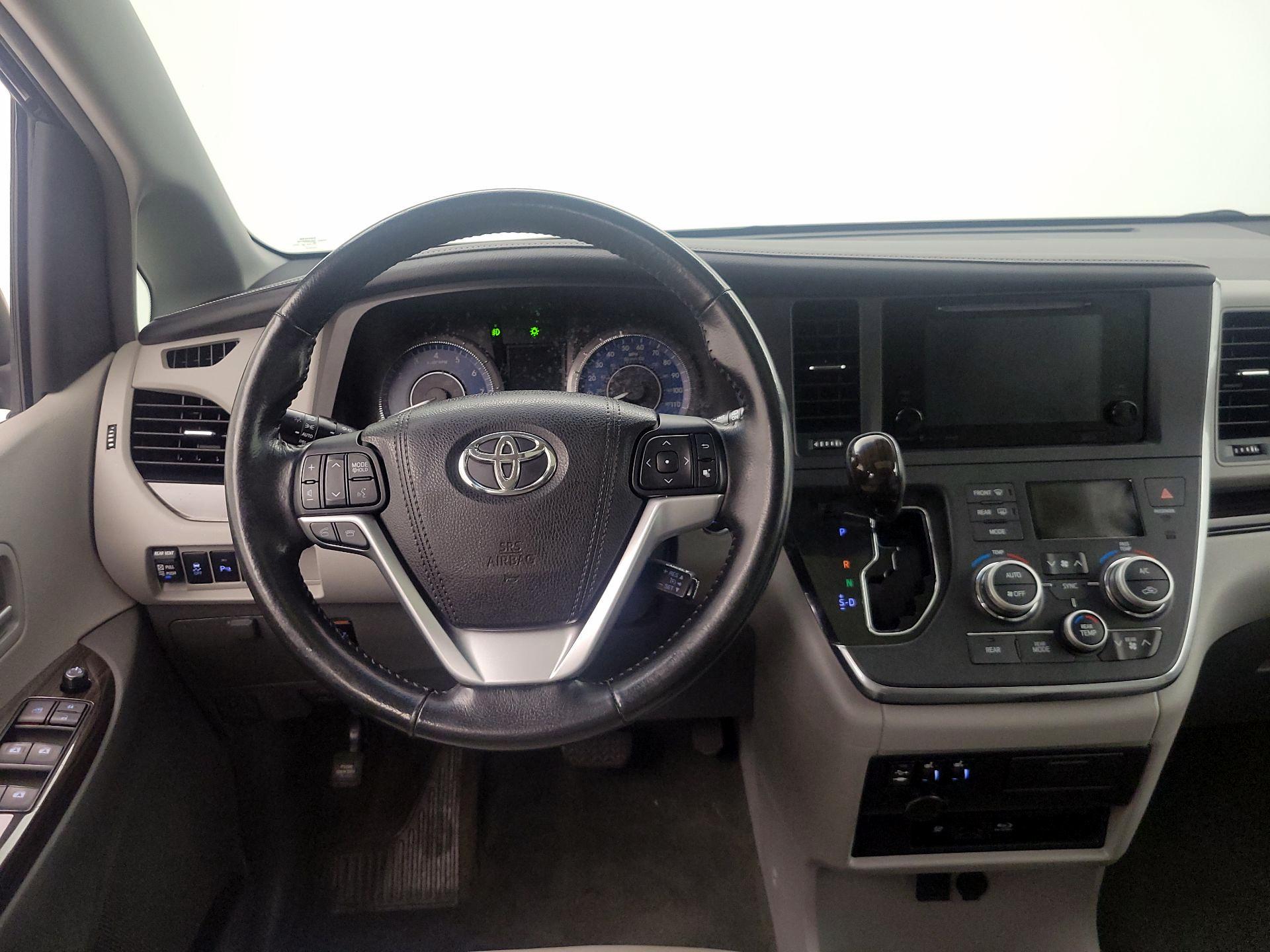 Thumbnail: 2016 Toyota Sienna - 10