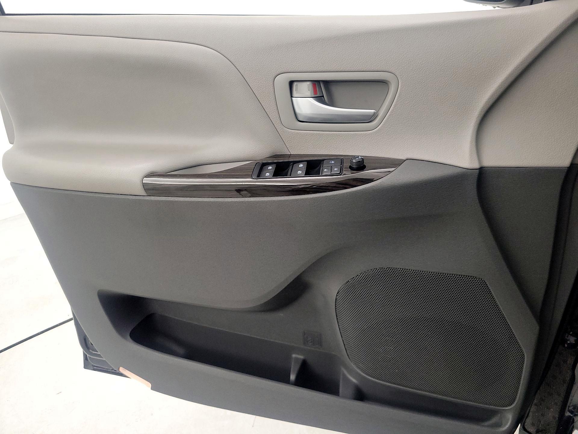 Thumbnail: 2016 Toyota Sienna - 12