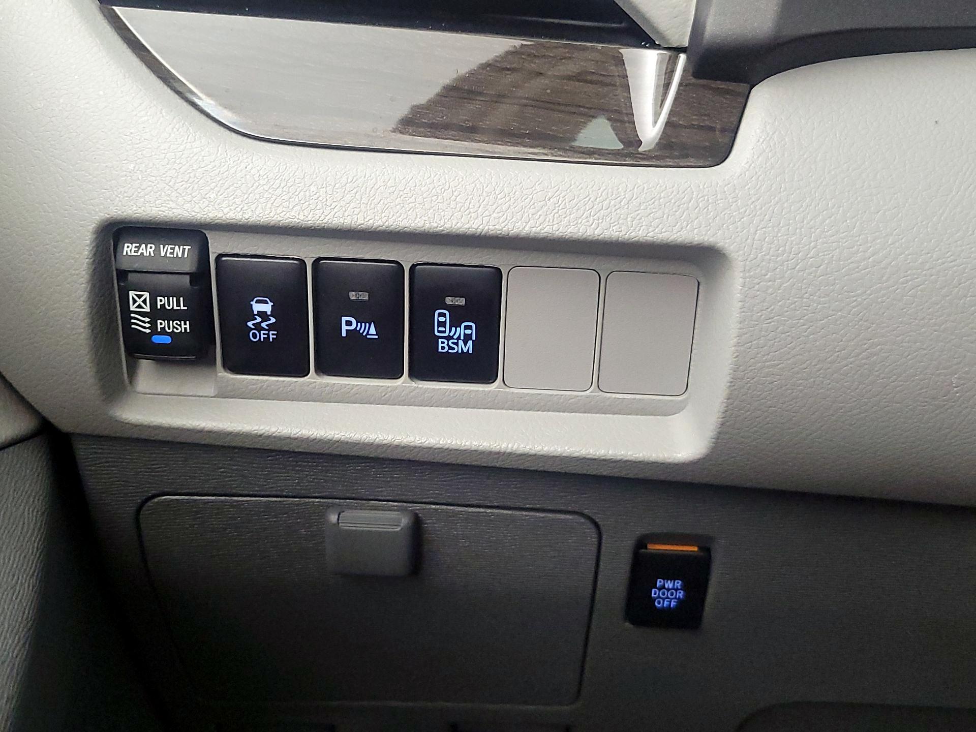 Thumbnail: 2016 Toyota Sienna - 13