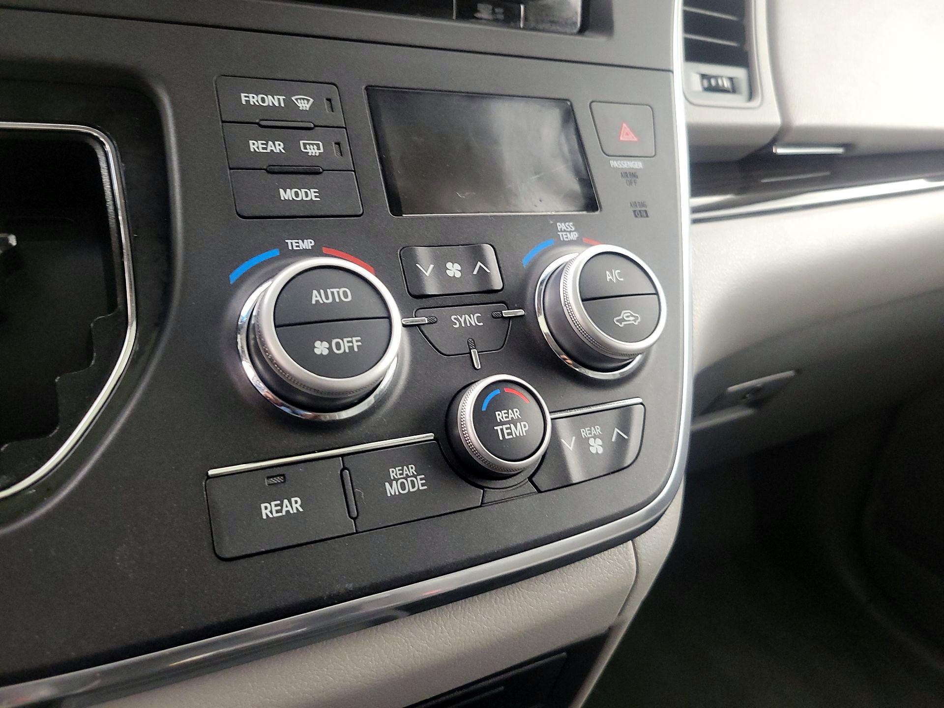 Thumbnail: 2016 Toyota Sienna - 17