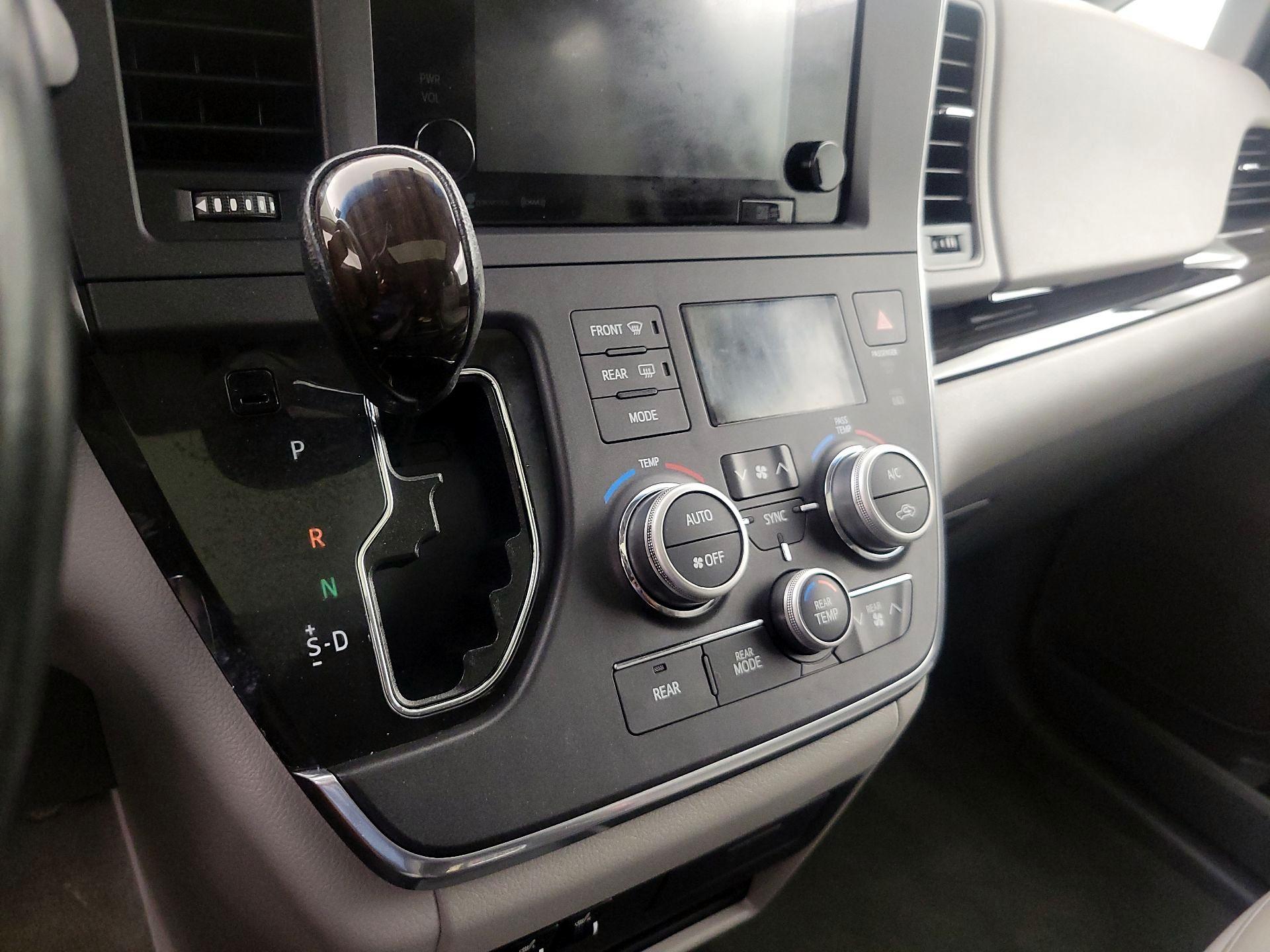 Thumbnail: 2016 Toyota Sienna - 18