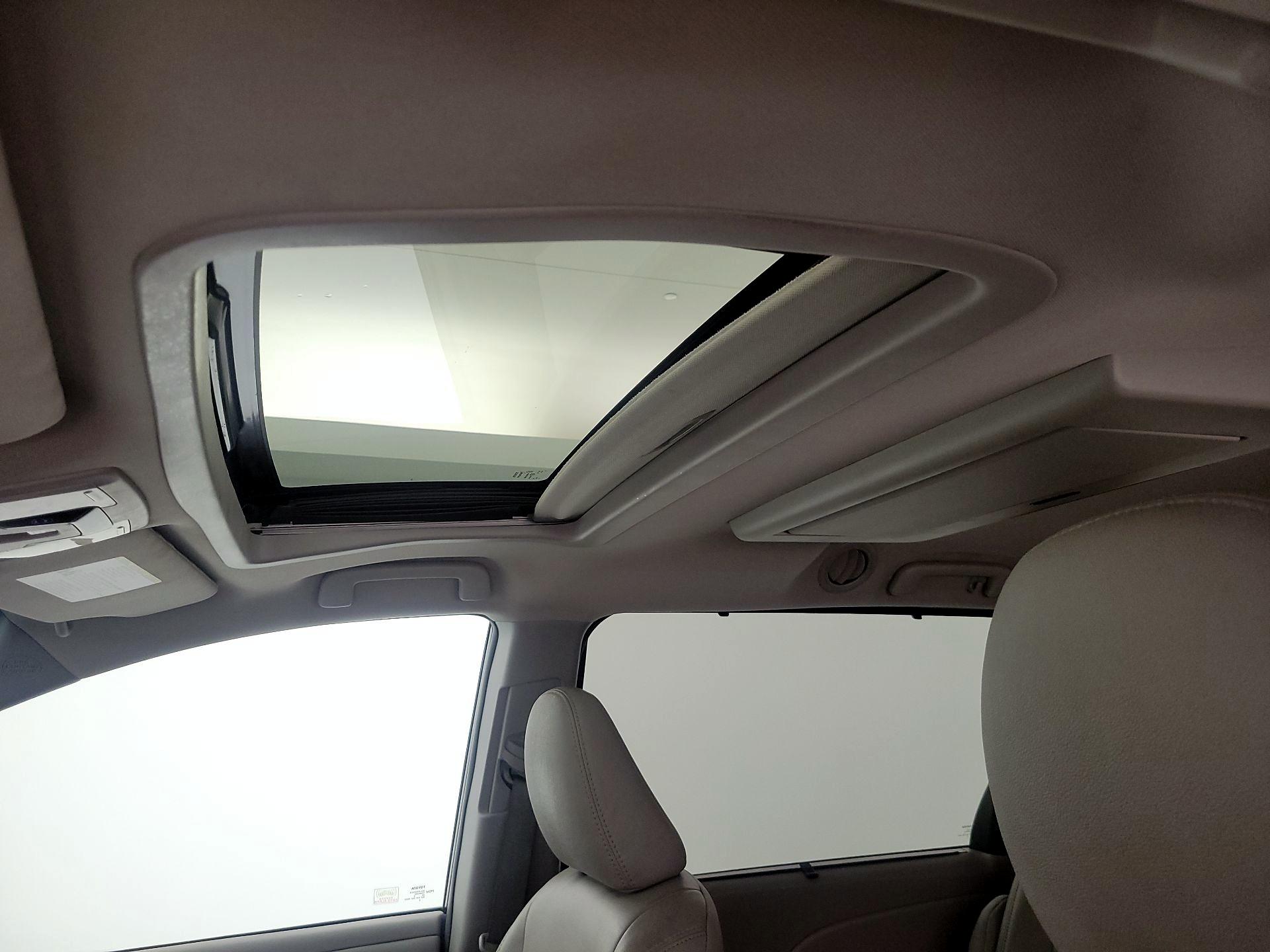 Thumbnail: 2016 Toyota Sienna - 20