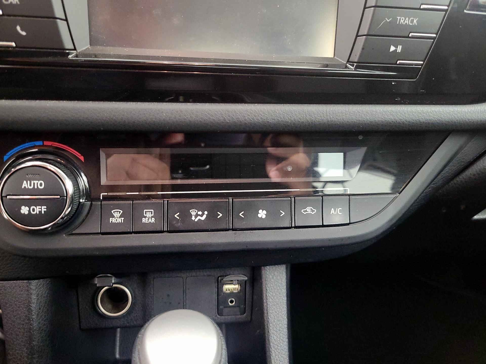 Thumbnail: 2014 Toyota Corolla - 16