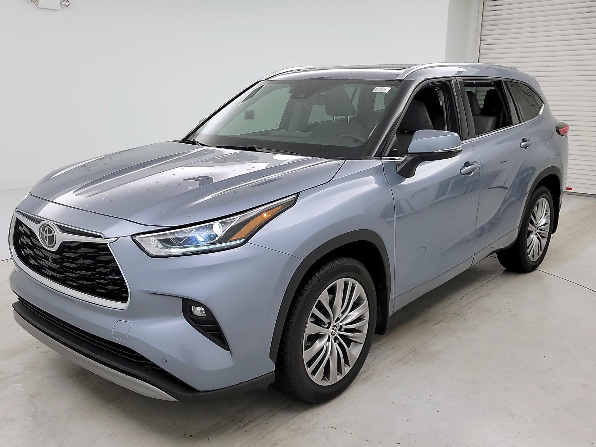 Thumbnail: 2022 Toyota Highlander - 3