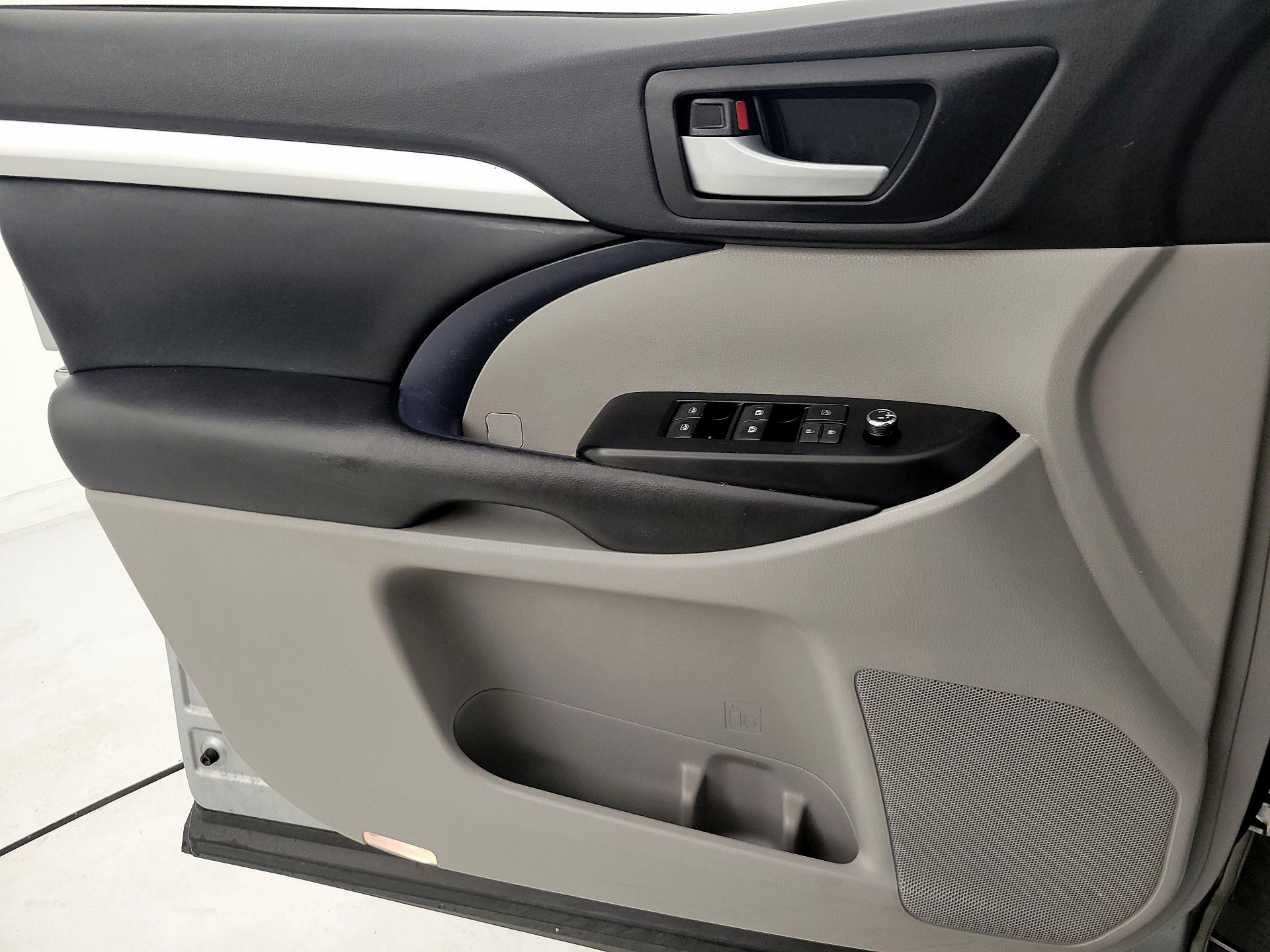 Thumbnail: 2019 Toyota Highlander - 12