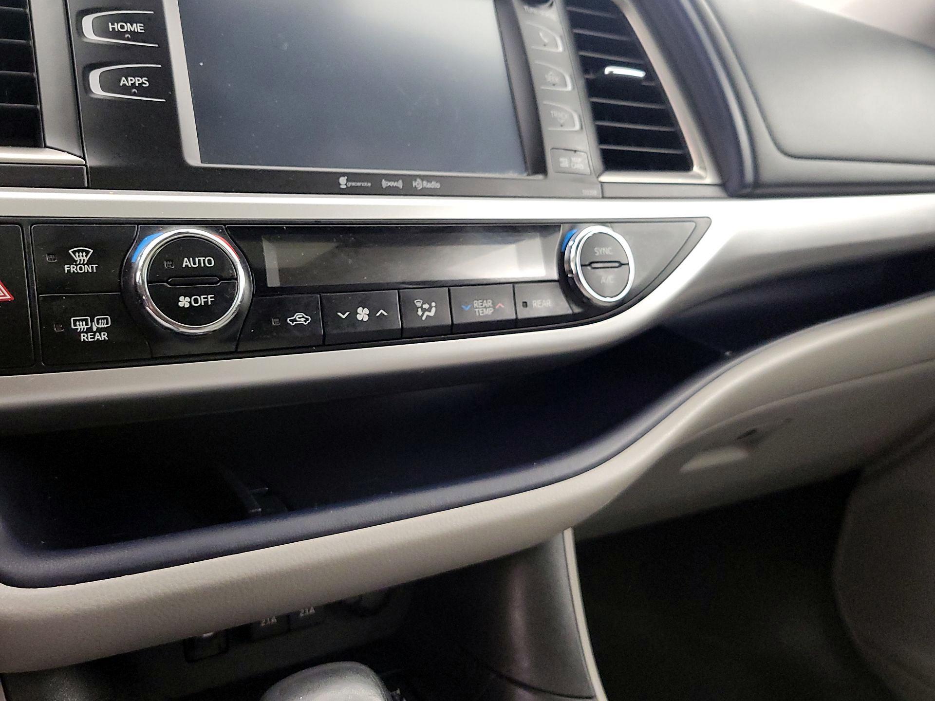 Thumbnail: 2019 Toyota Highlander - 17