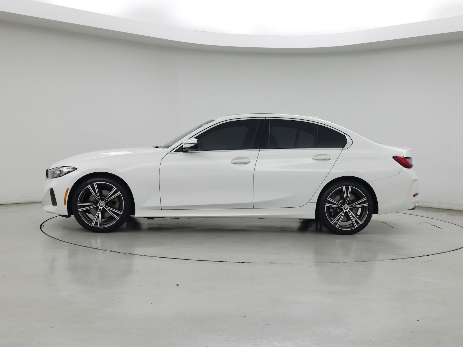 2024 BMW 3 Series 330i - Photo 4