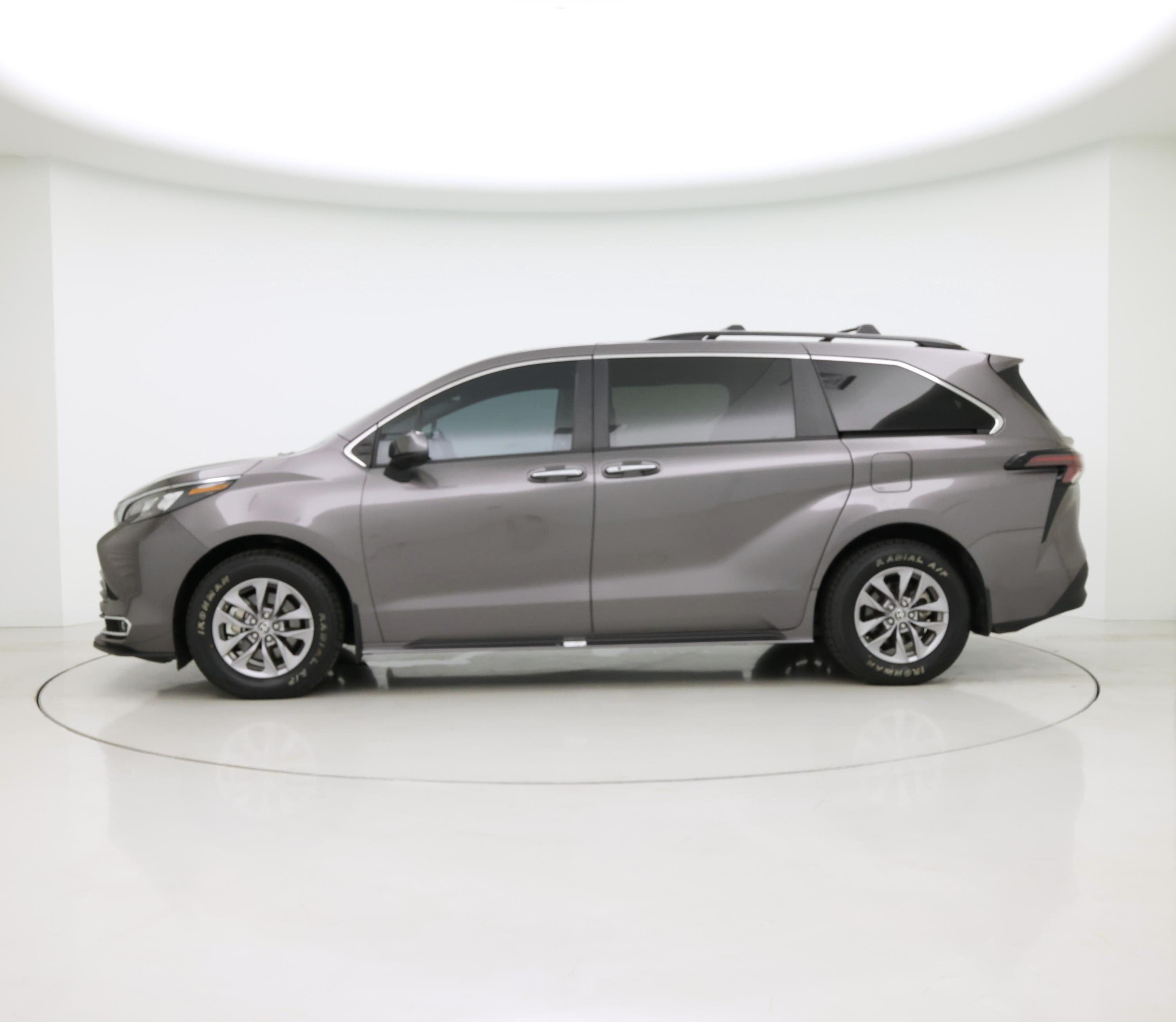 Thumbnail: 2024 Toyota Sienna - 3