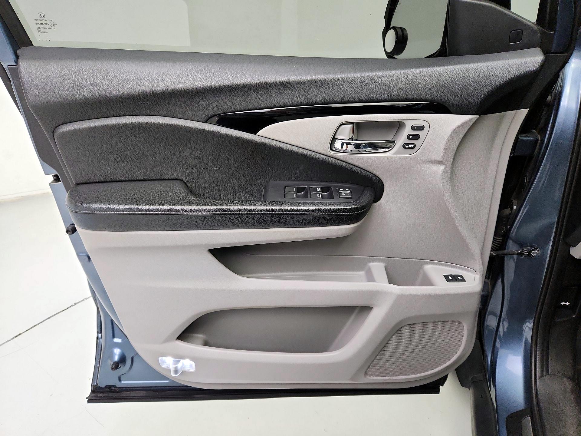Thumbnail: 2018 Honda Pilot - 12