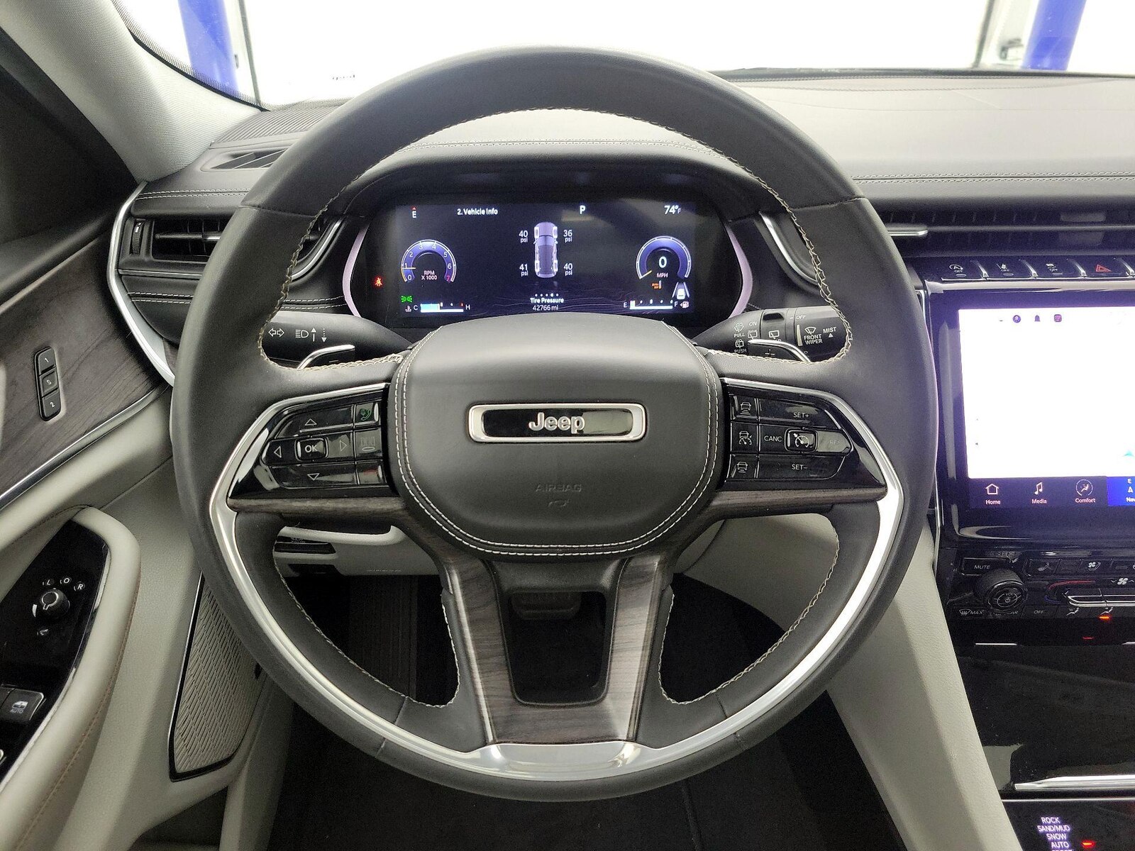 2023 Jeep Grand Cherokee Overland - Photo 11