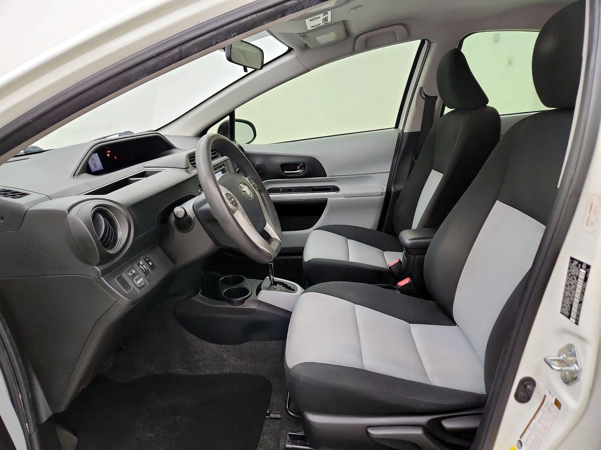 Thumbnail: 2014 Toyota Prius c - 11