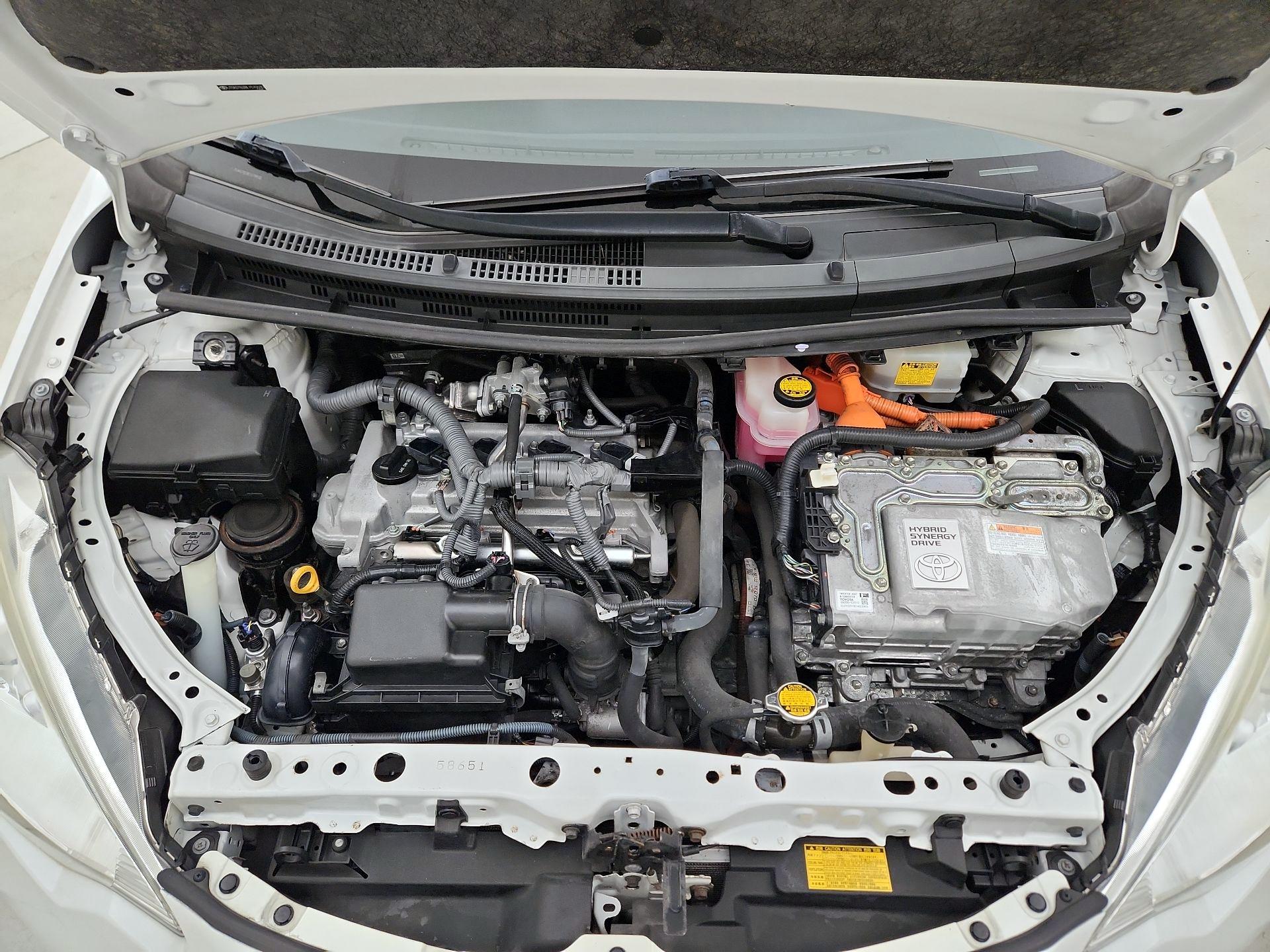 Thumbnail: 2014 Toyota Prius c - 20