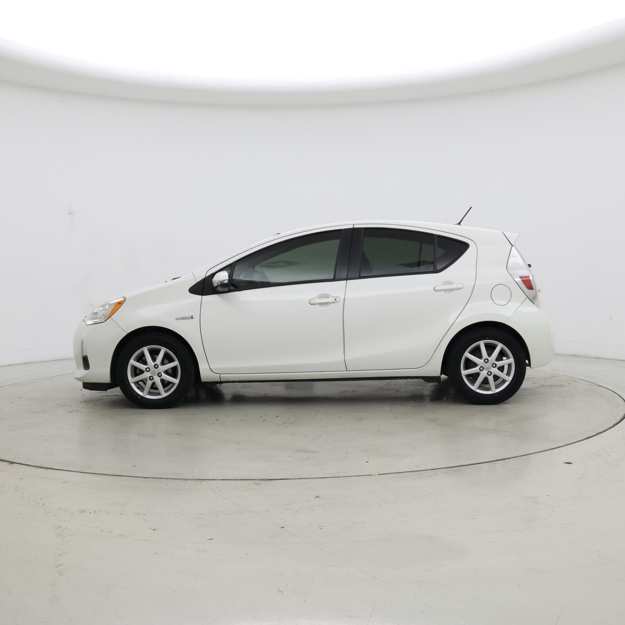 Thumbnail: 2014 Toyota Prius c - 3