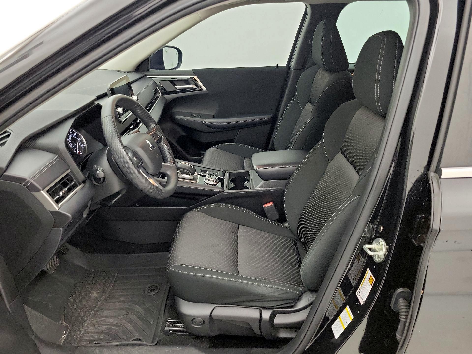 Thumbnail: 2023 Mitsubishi Outlander - 11