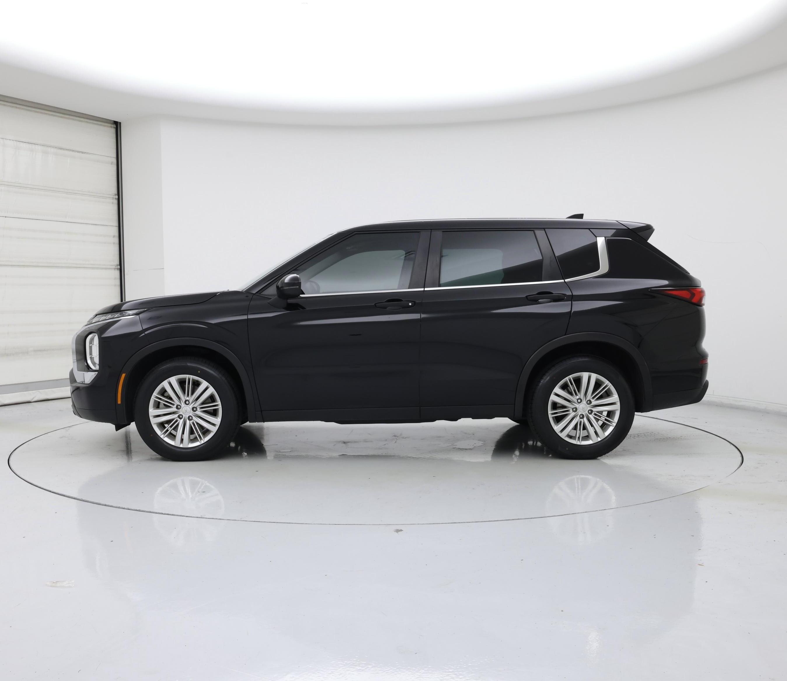 Thumbnail: 2023 Mitsubishi Outlander - 3
