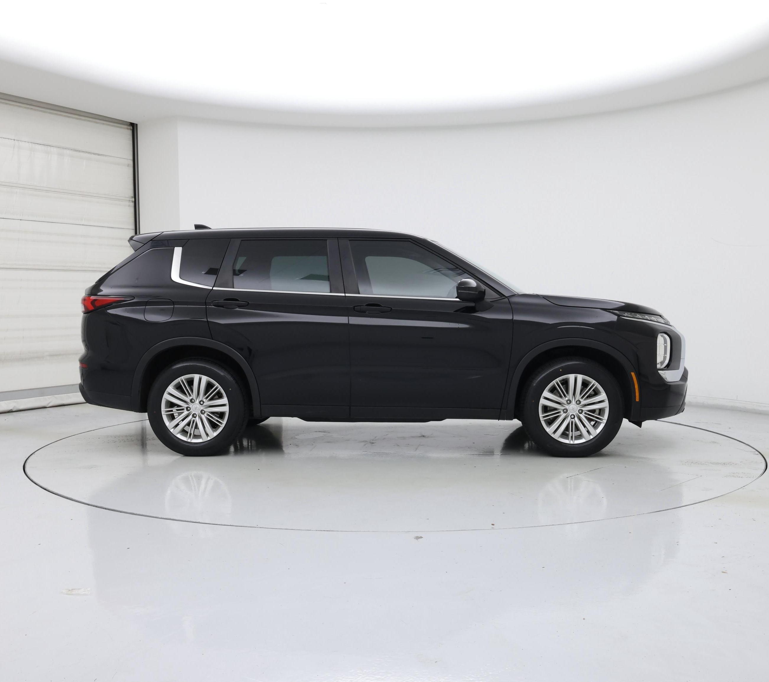 Thumbnail: 2023 Mitsubishi Outlander - 7