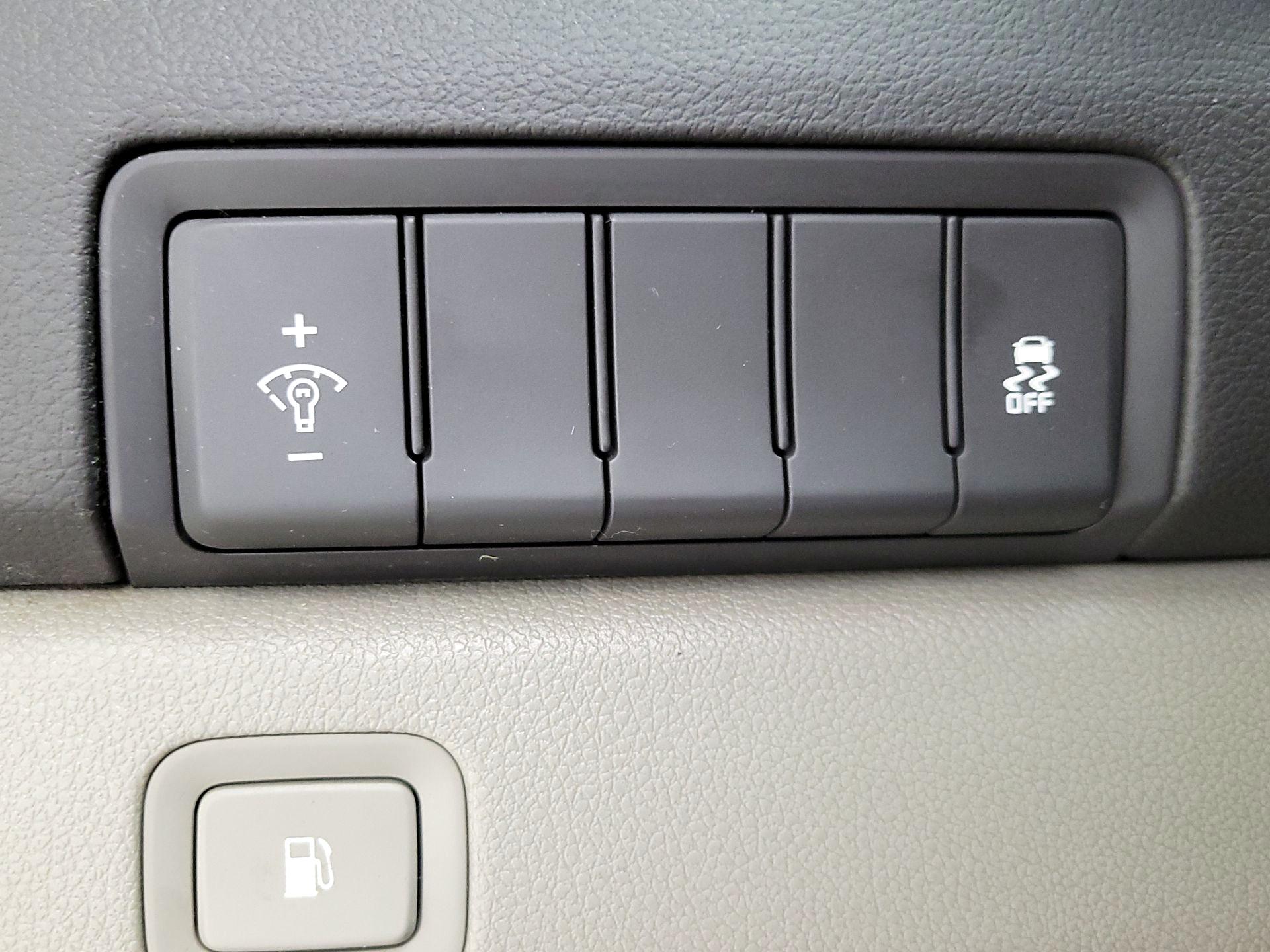 Thumbnail: 2016 Kia Sedona - 13