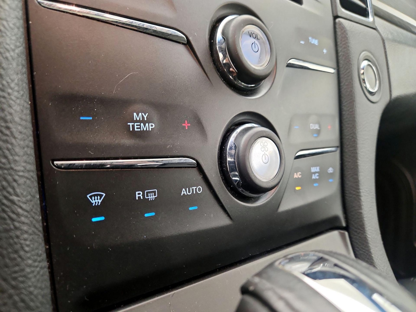 2015 Ford Taurus SEL - Photo 18