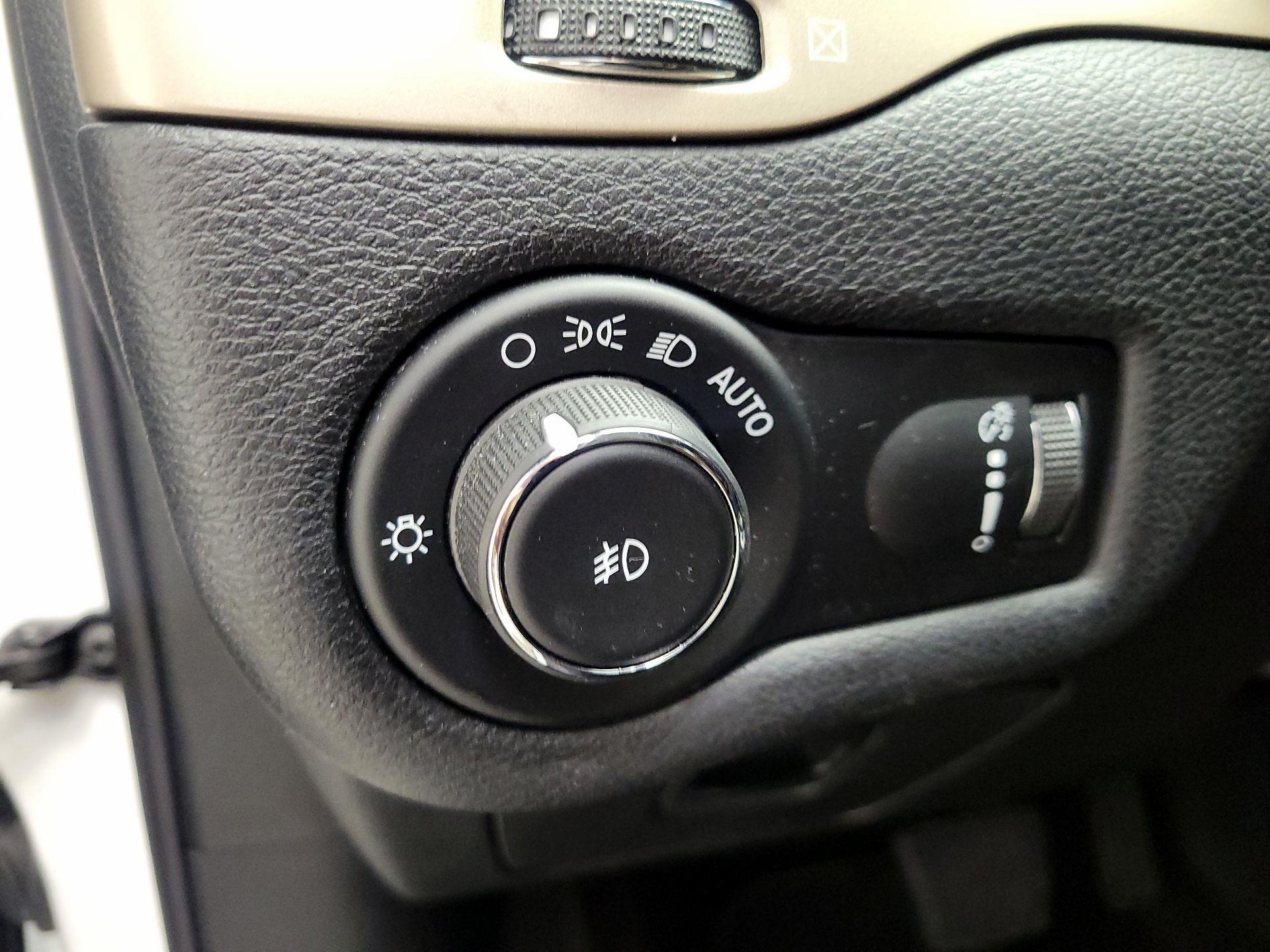 Thumbnail: 2018 Jeep Cherokee - 13