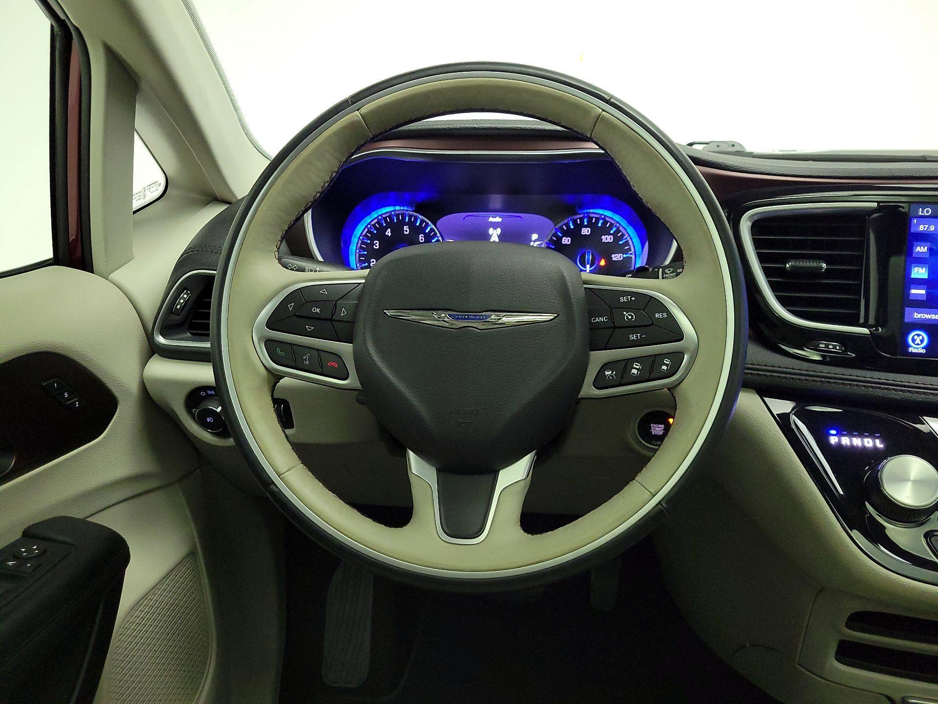Thumbnail: 2017 Chrysler Pacifica - 10