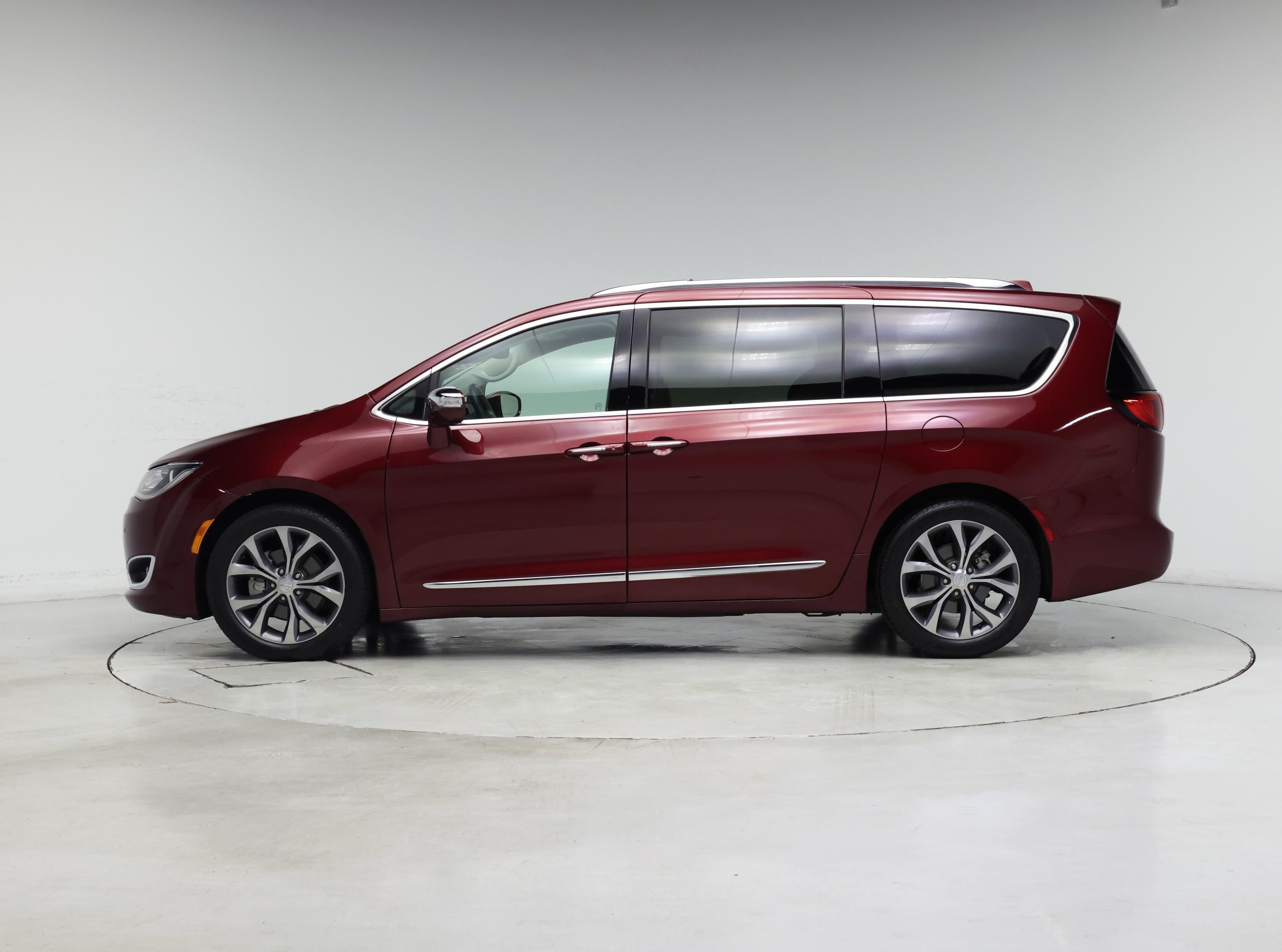 Thumbnail: 2017 Chrysler Pacifica - 3