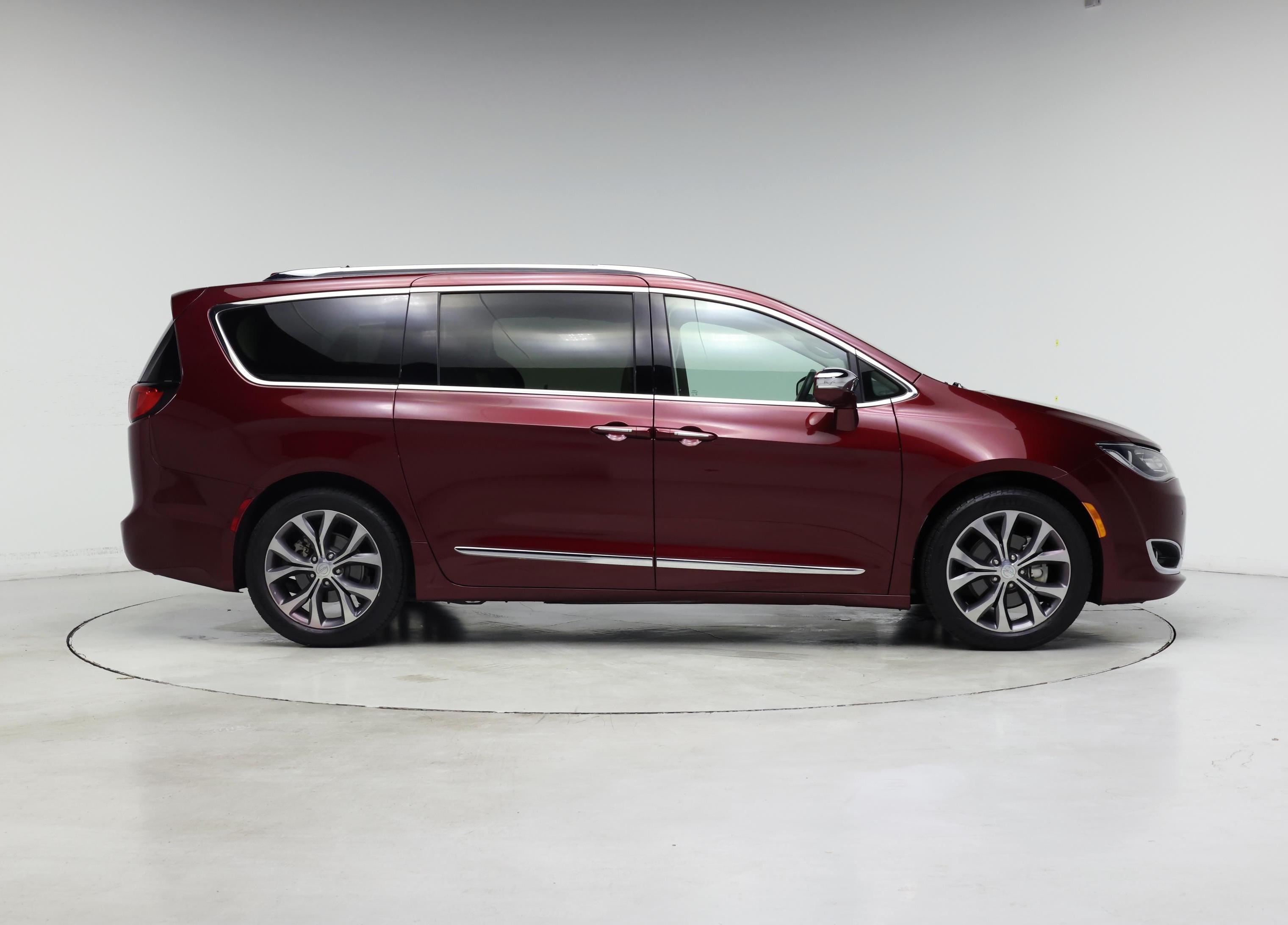 Thumbnail: 2017 Chrysler Pacifica - 7