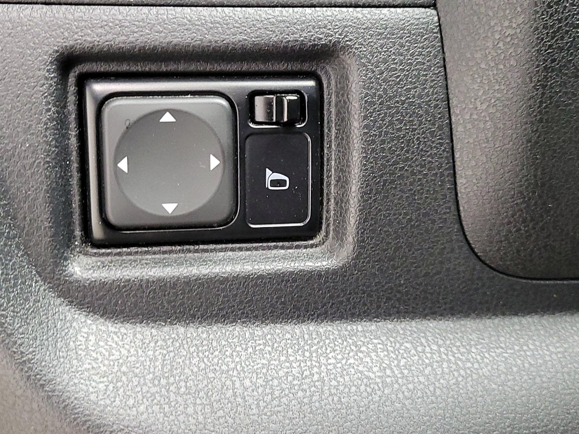 Thumbnail: 2015 Nissan Versa Note - 13