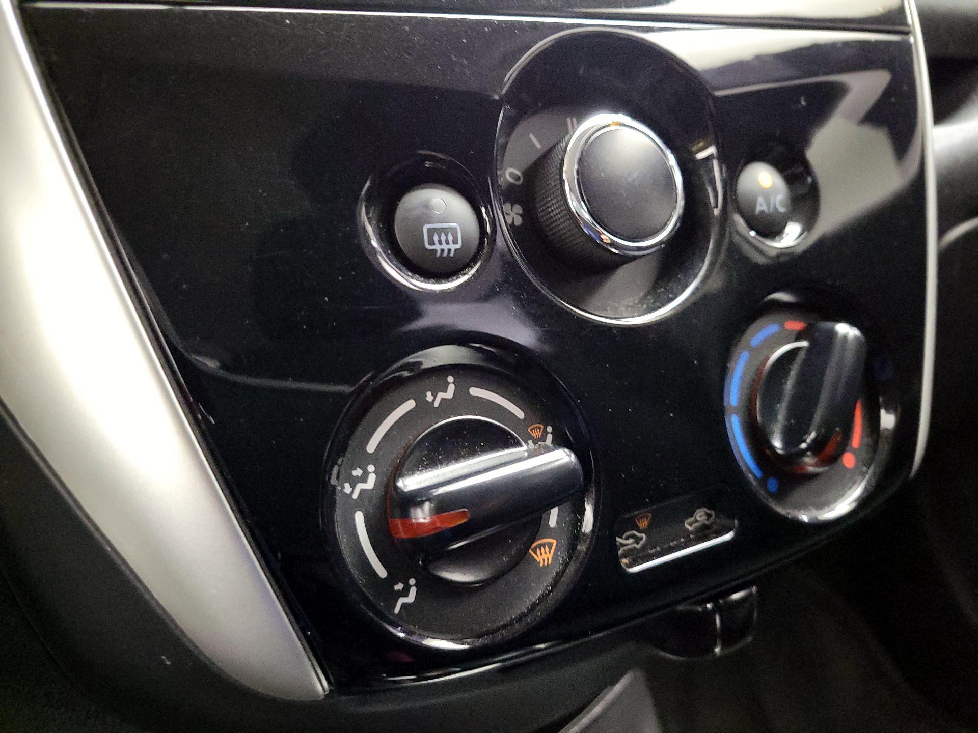 Thumbnail: 2015 Nissan Versa Note - 16
