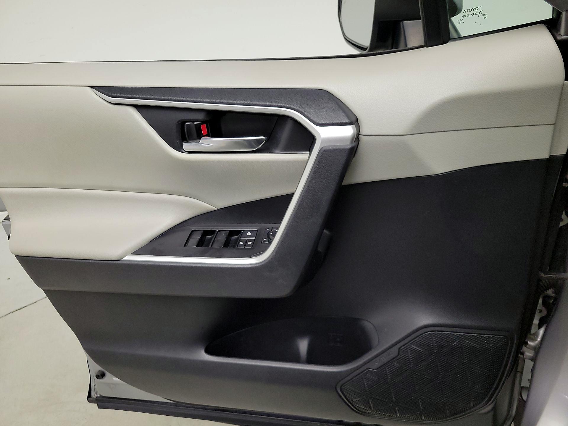 Thumbnail: 2021 Toyota RAV4 - 12