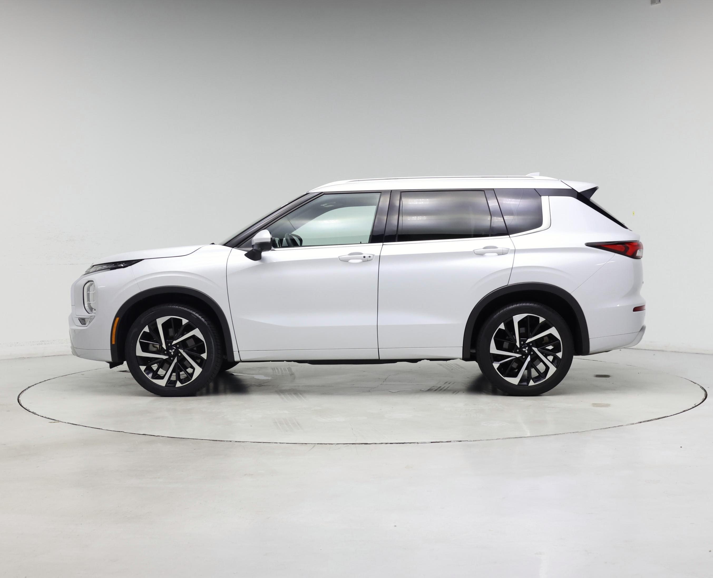 Thumbnail: 2022 Mitsubishi Outlander - 3
