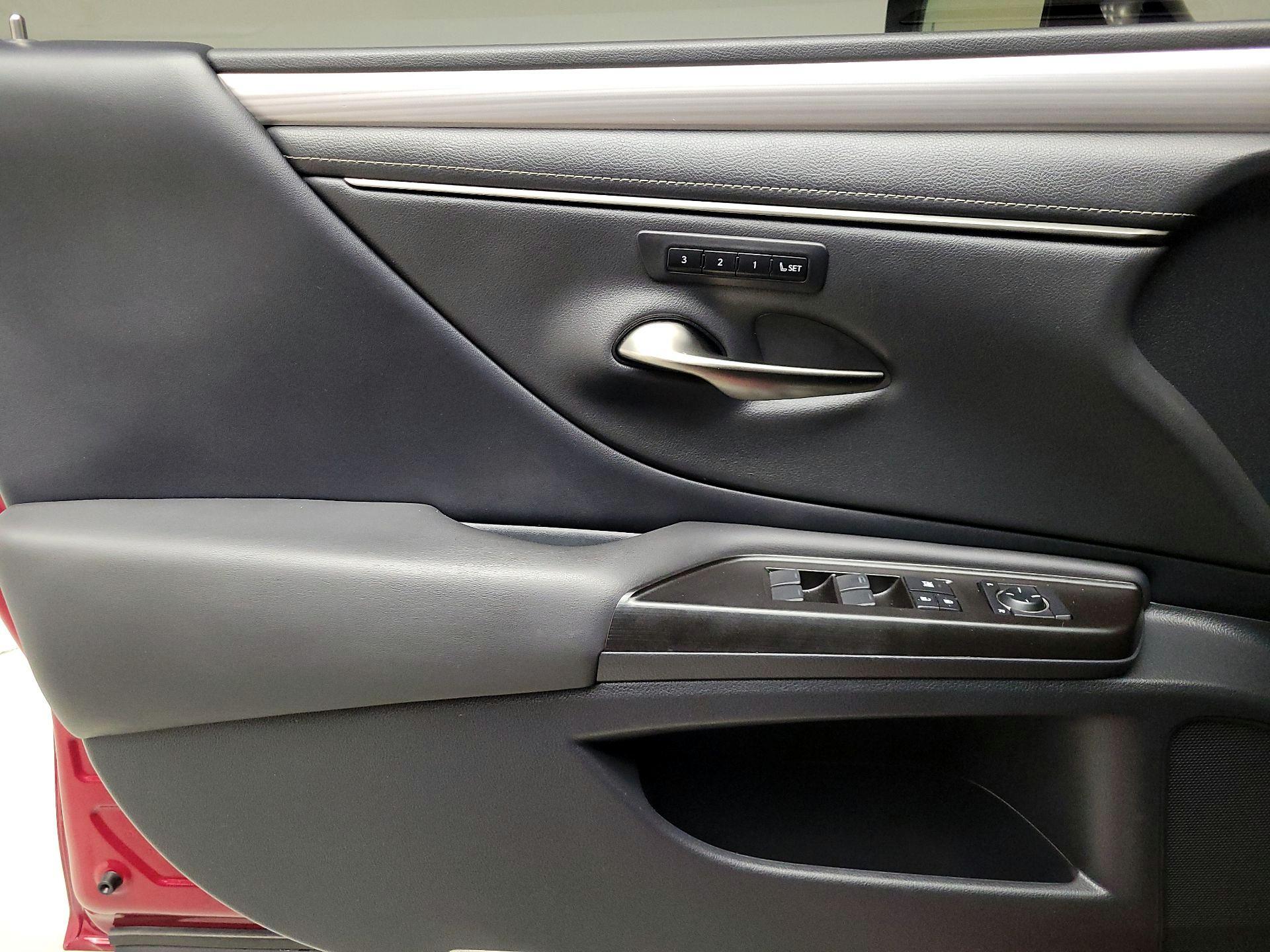 Thumbnail: 2019 Lexus ES - 12