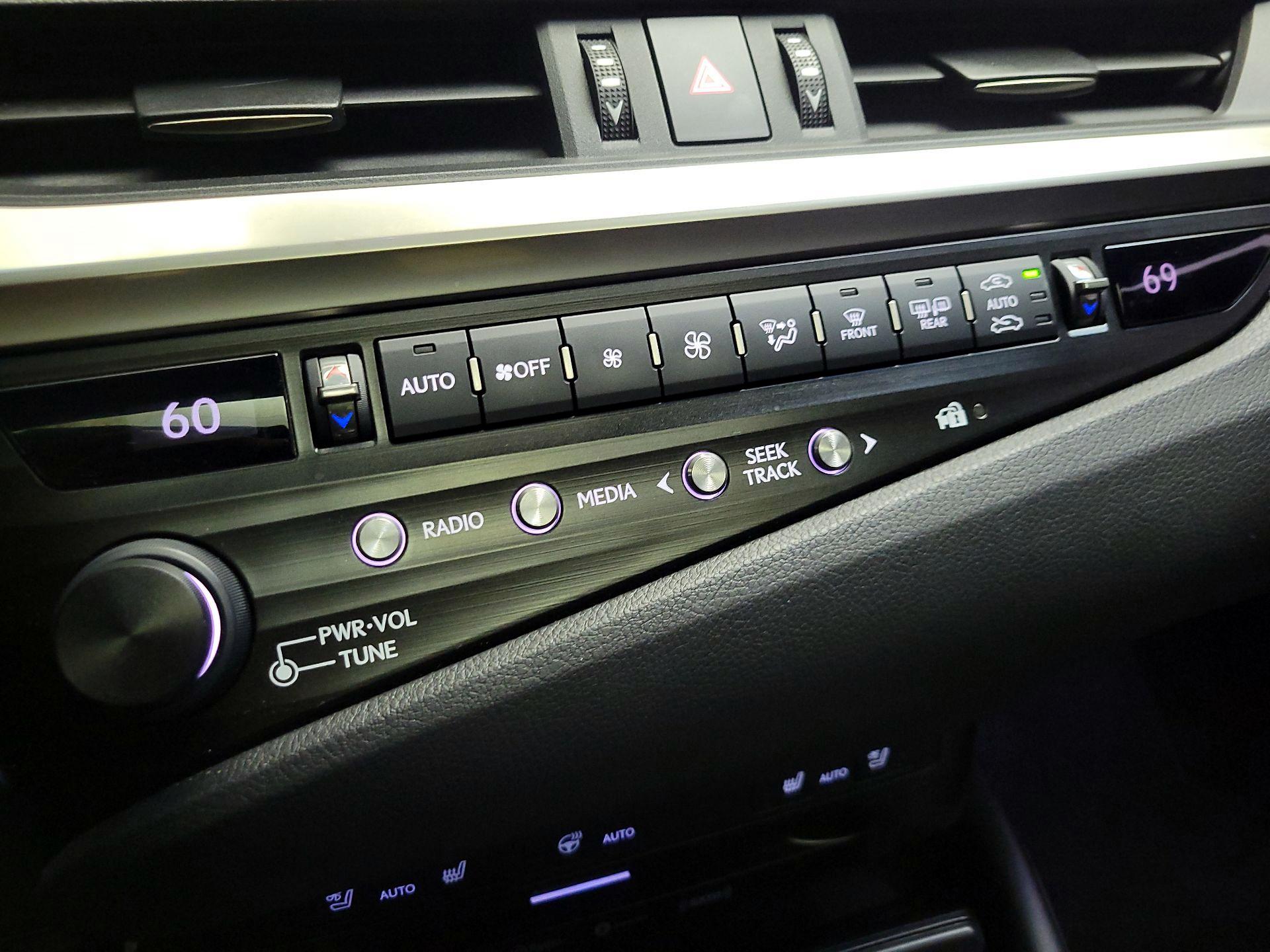 Thumbnail: 2019 Lexus ES - 16