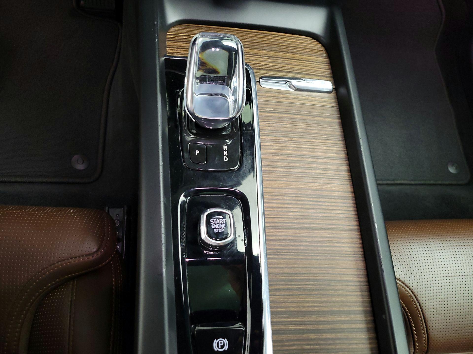 Thumbnail: 2022 Volvo XC60 - 18