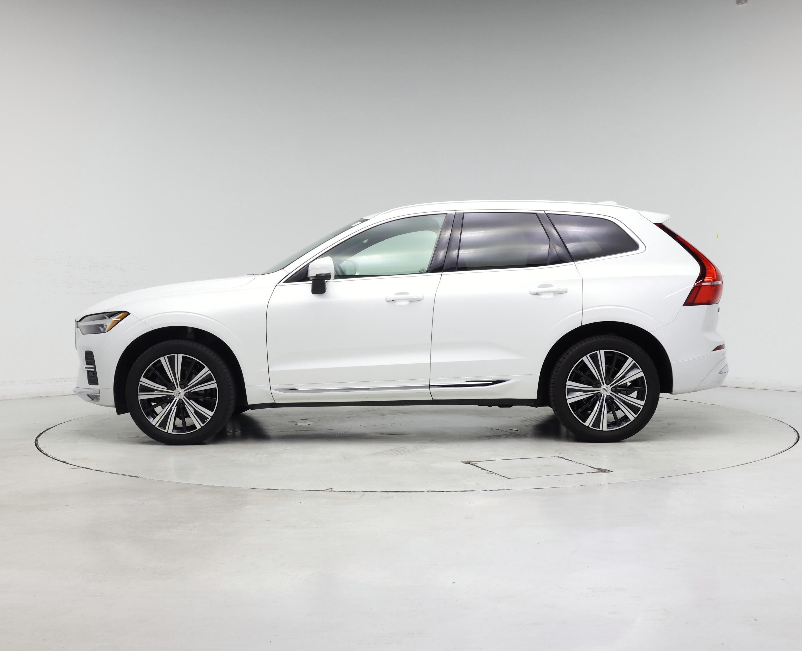 Thumbnail: 2022 Volvo XC60 - 3