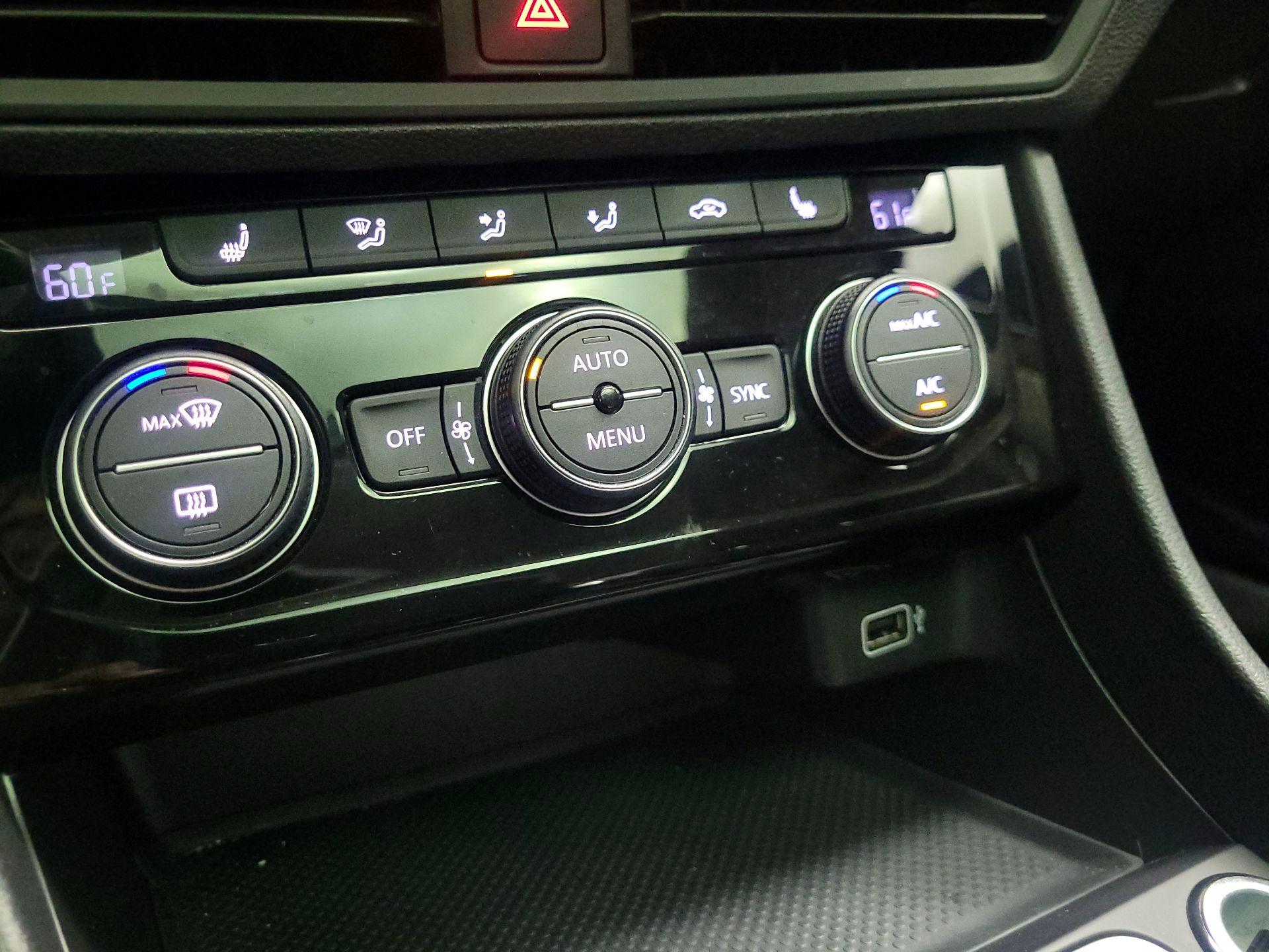 Thumbnail: 2019 Volkswagen Jetta - 16
