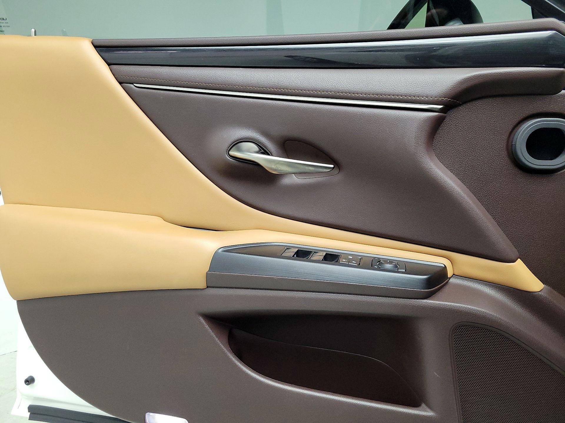 Thumbnail: 2020 Lexus ES - 12