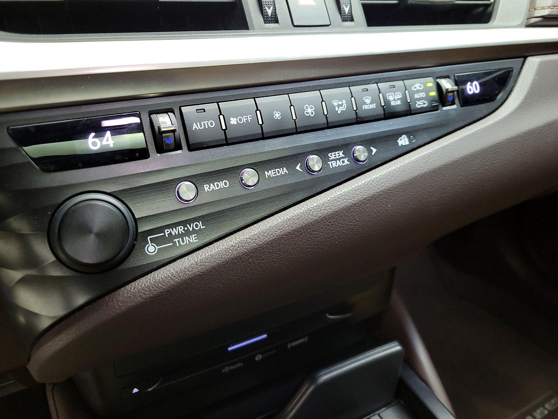 Thumbnail: 2020 Lexus ES - 16