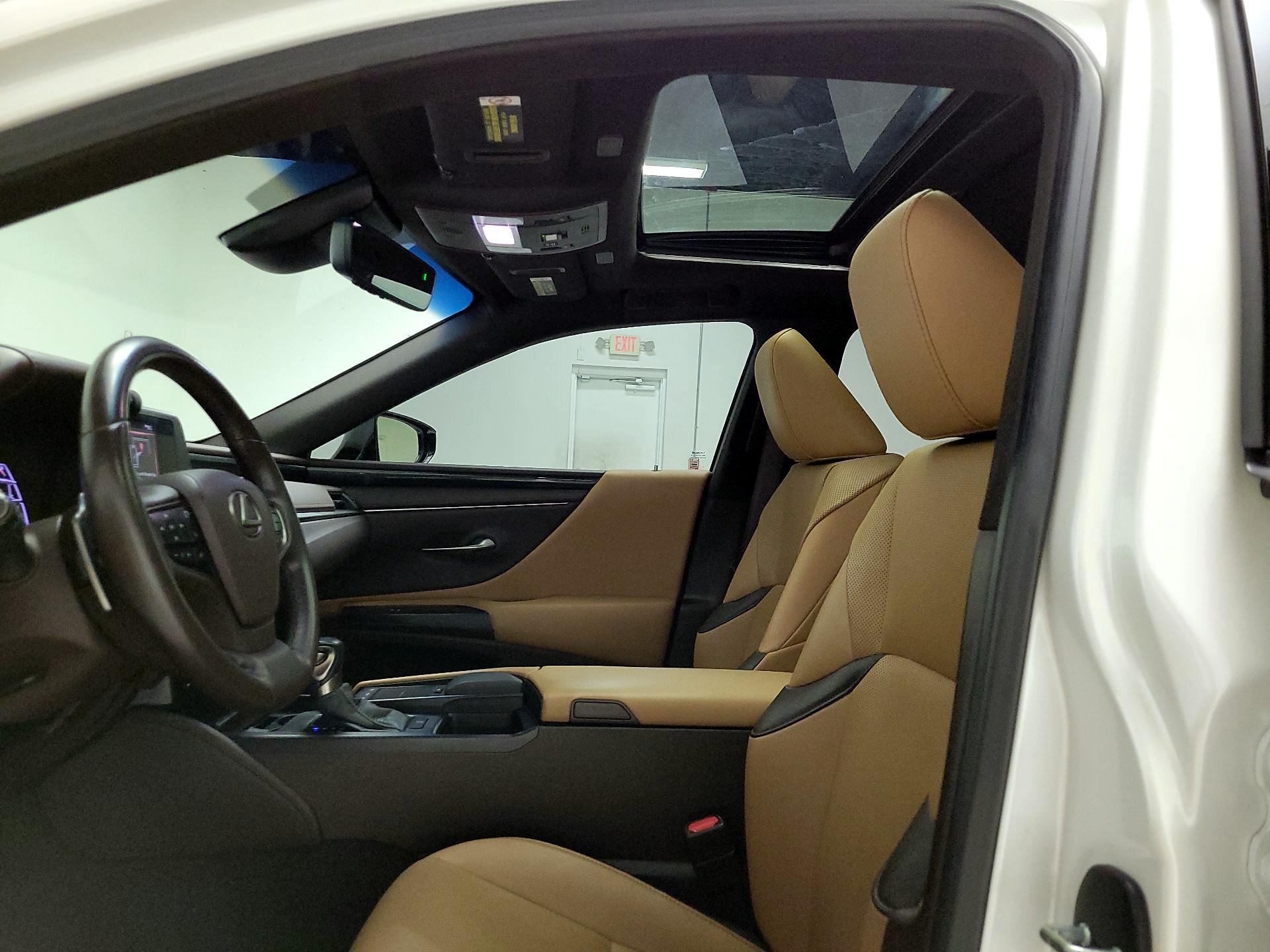 Thumbnail: 2020 Lexus ES - 19